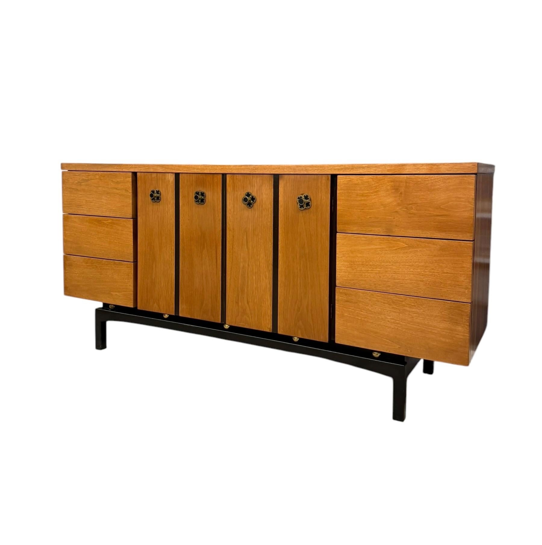 Cómoda de 9 cajones Vintage Mid Century Modern de Hooker para Mainline Furniture en Desgastado estado para la venta en Seattle, WA