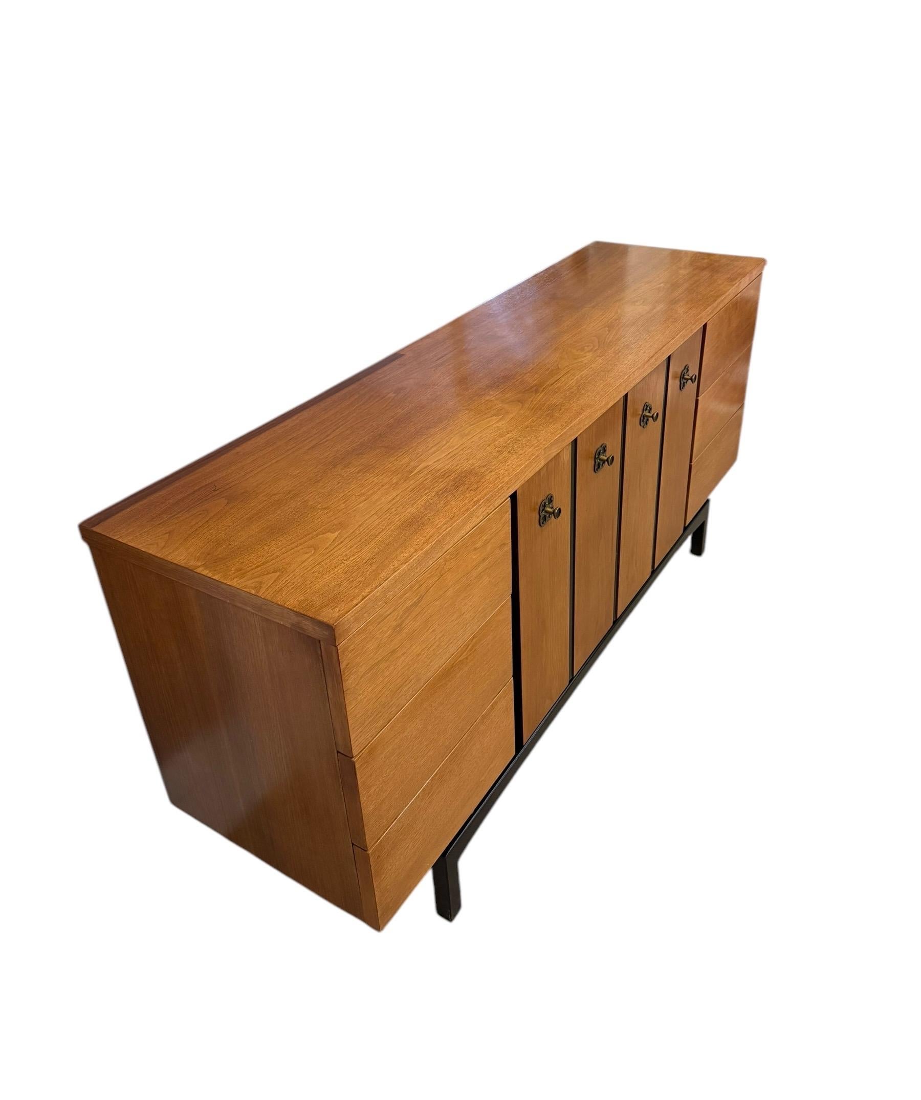 Cómoda de 9 cajones Vintage Mid Century Modern de Hooker para Mainline Furniture mediados del siglo XX en venta
