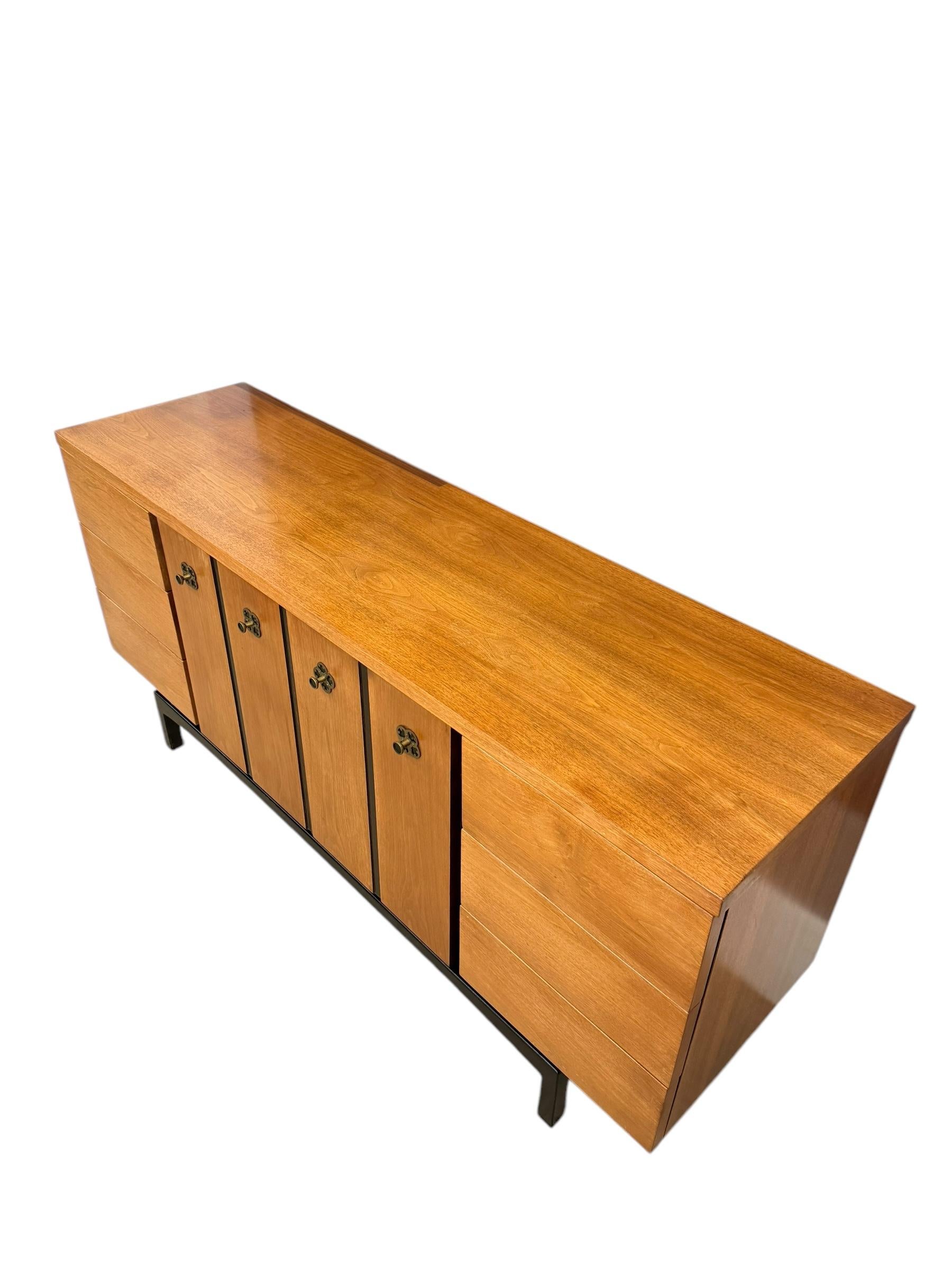 Cómoda de 9 cajones Vintage Mid Century Modern de Hooker para Mainline Furniture Madera en venta