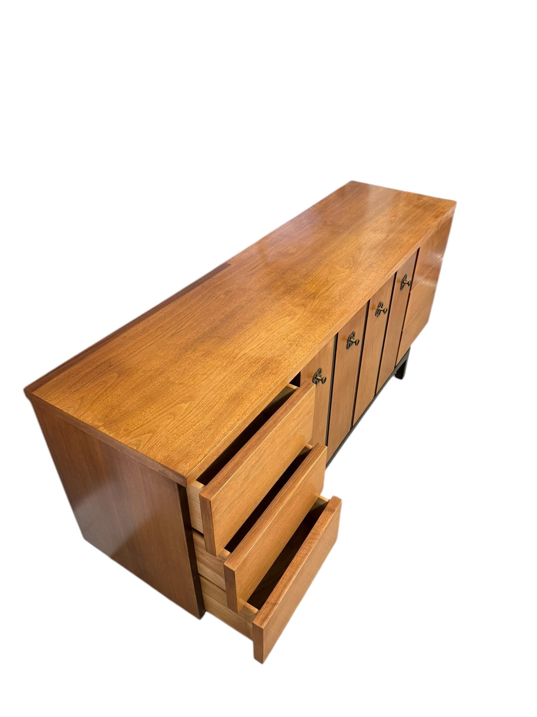 Cómoda de 9 cajones Vintage Mid Century Modern de Hooker para Mainline Furniture en venta 1