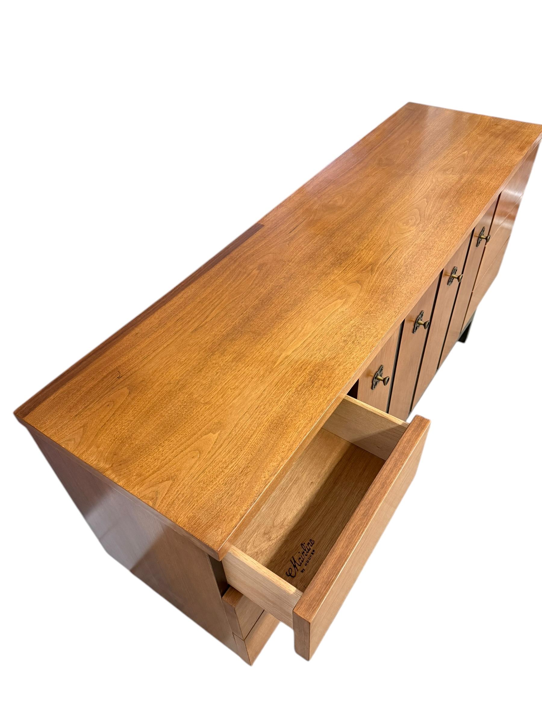 Cómoda de 9 cajones Vintage Mid Century Modern de Hooker para Mainline Furniture en venta 2