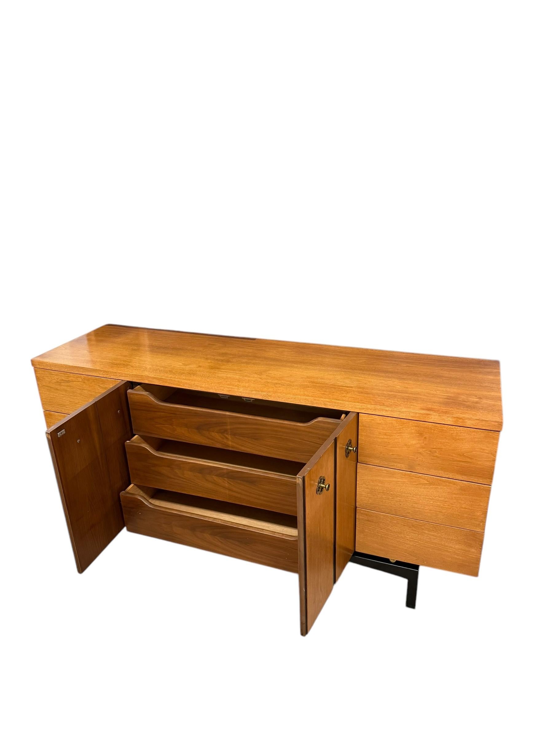 Cómoda de 9 cajones Vintage Mid Century Modern de Hooker para Mainline Furniture en venta 3