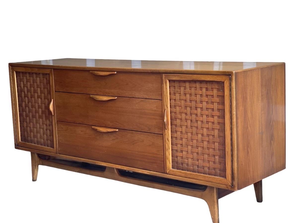 Vintage Mid-Century Modern 9 Drawer Dresser, Dovetail Drawers by Lane In Good Condition For Sale In Seattle, WA