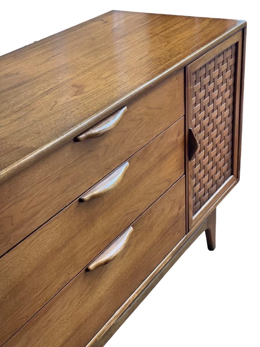 Late 20th Century Vintage Mid-Century Modern 9 Drawer Dresser, Dovetail Drawers by Lane For Sale