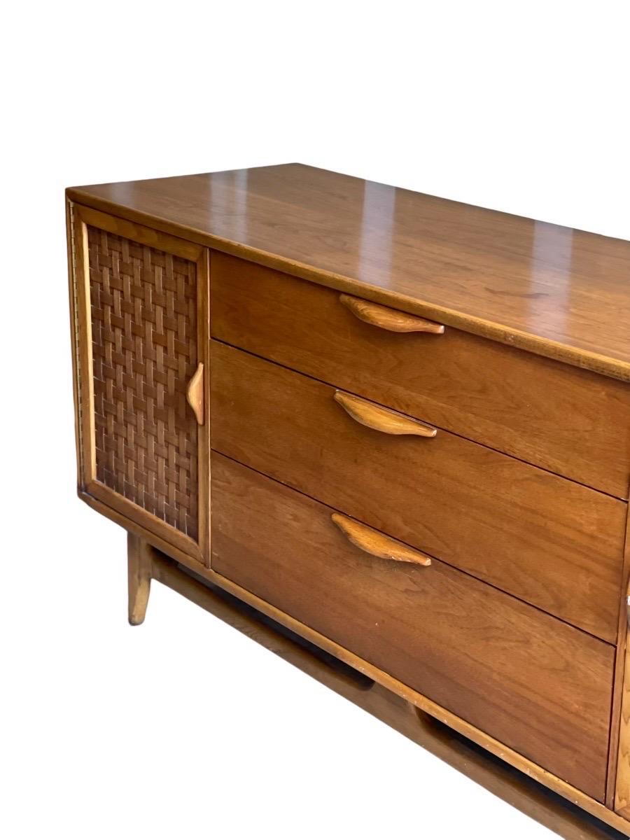 Vintage Mid-Century Modern 9 Drawer Dresser, Dovetail Drawers by Lane For Sale 1