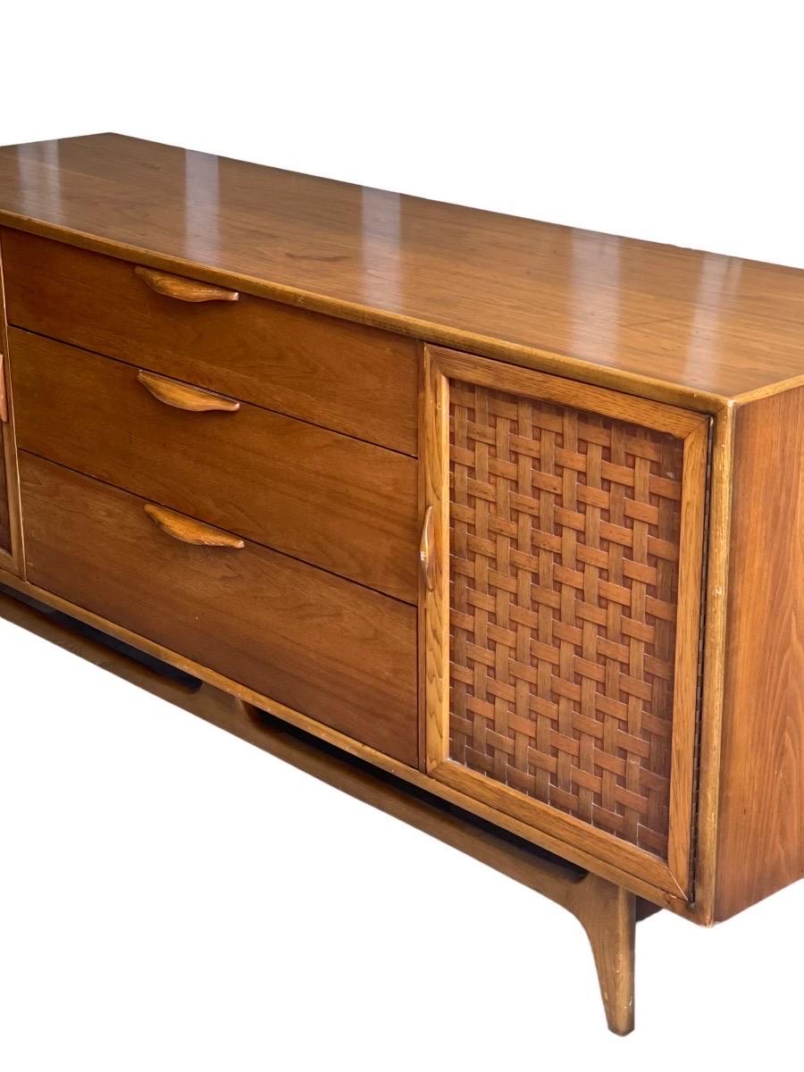 Vintage Mid-Century Modern 9 Drawer Dresser, Dovetail Drawers by Lane For Sale 2