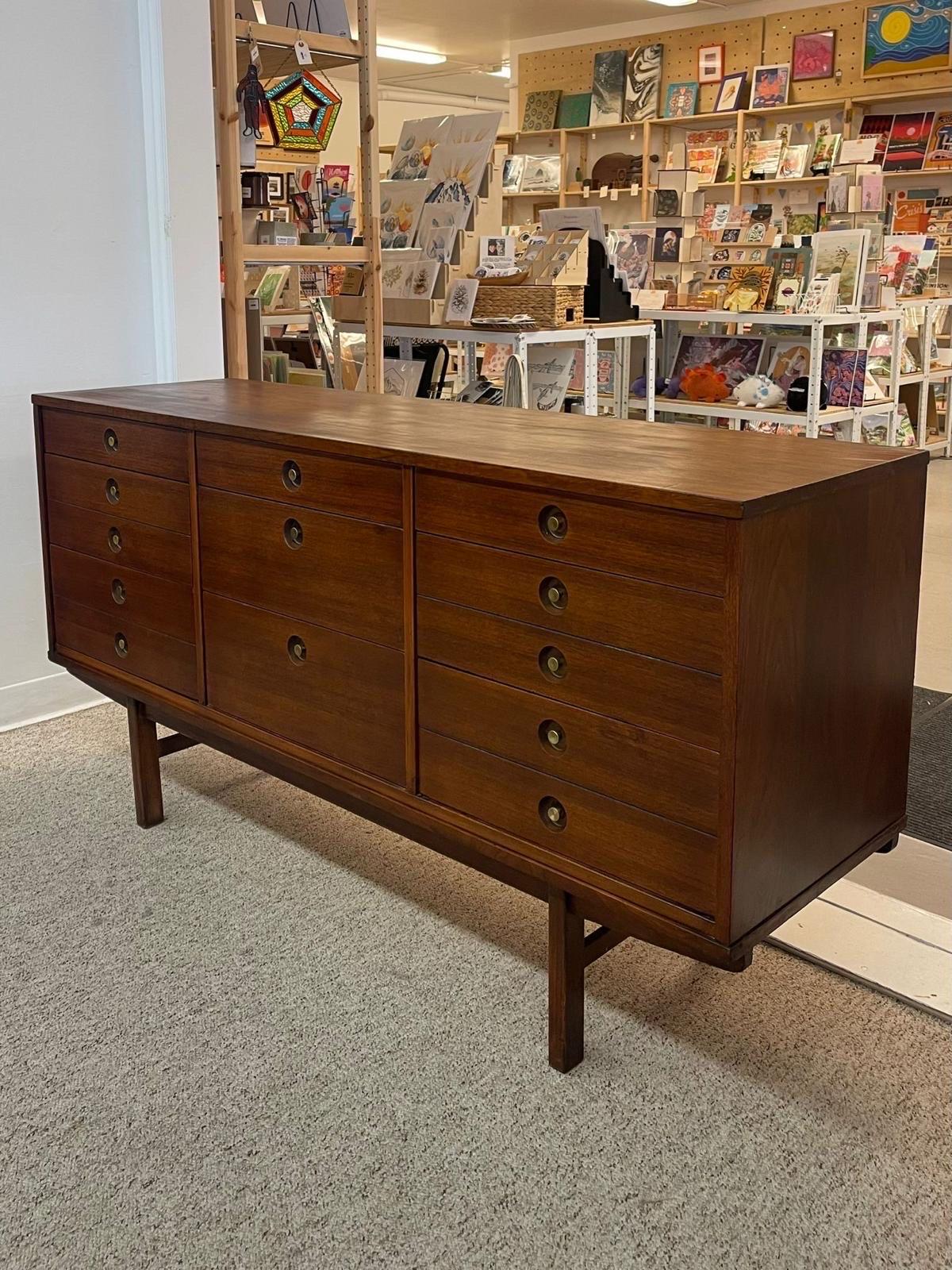 Vintage Mid Century Modern 9 Drawer Dresser In Good Condition For Sale In Seattle, WA