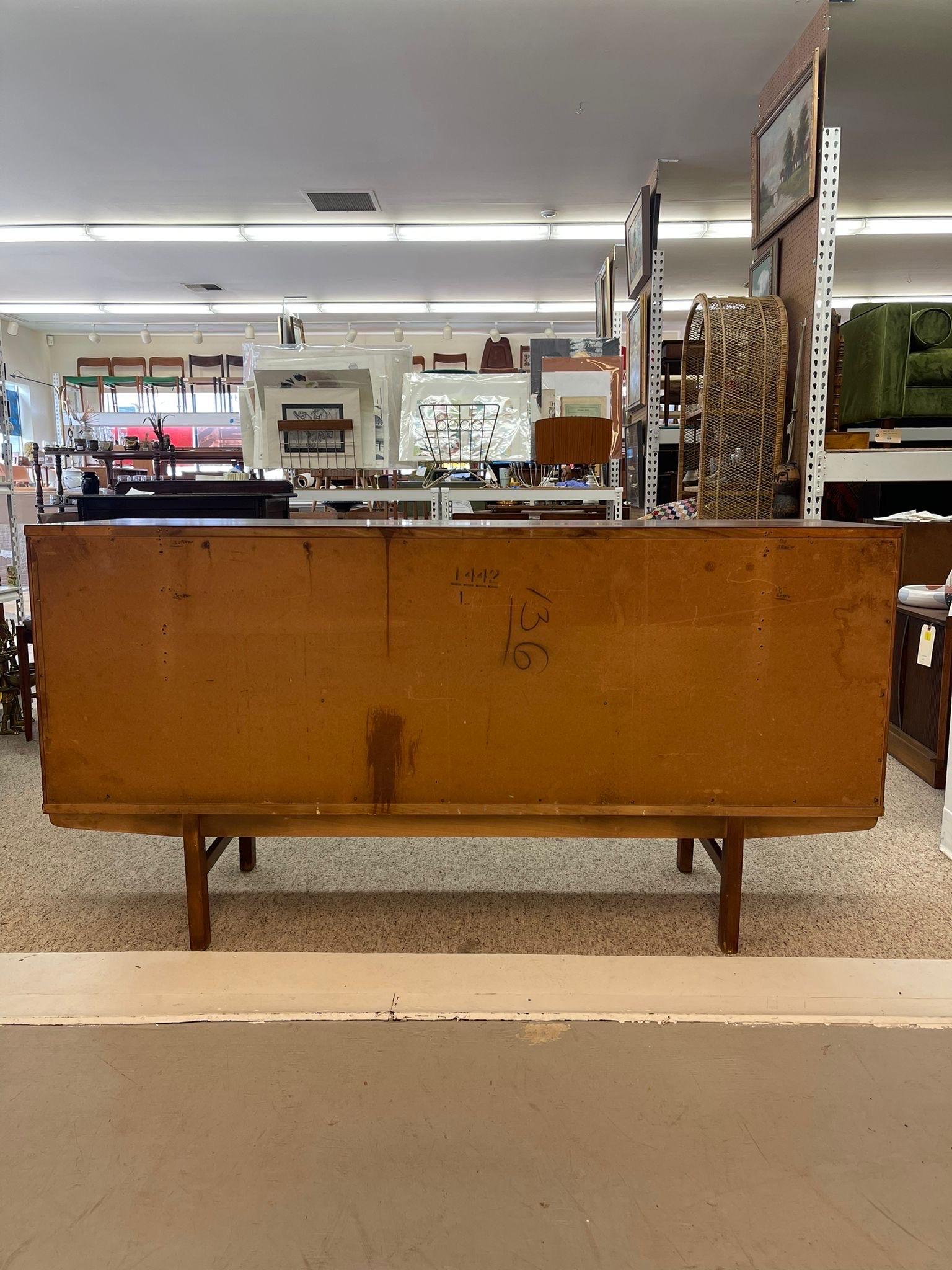 Vintage Mid Century Modern 9 Drawer Dresser For Sale 3