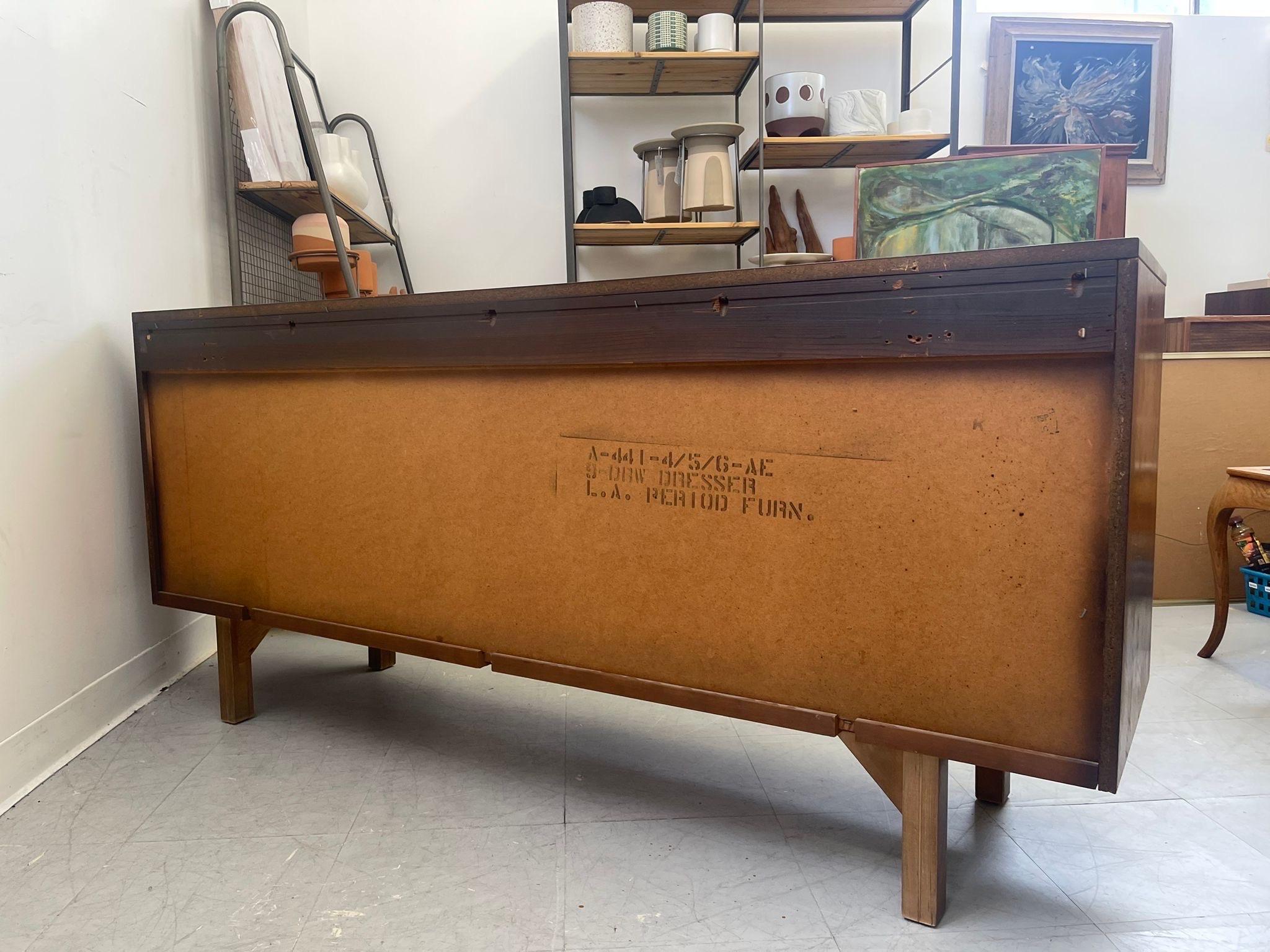 Vintage Mid Century Modern 9 Drawer Dresser Walnut Tone. en vente 2