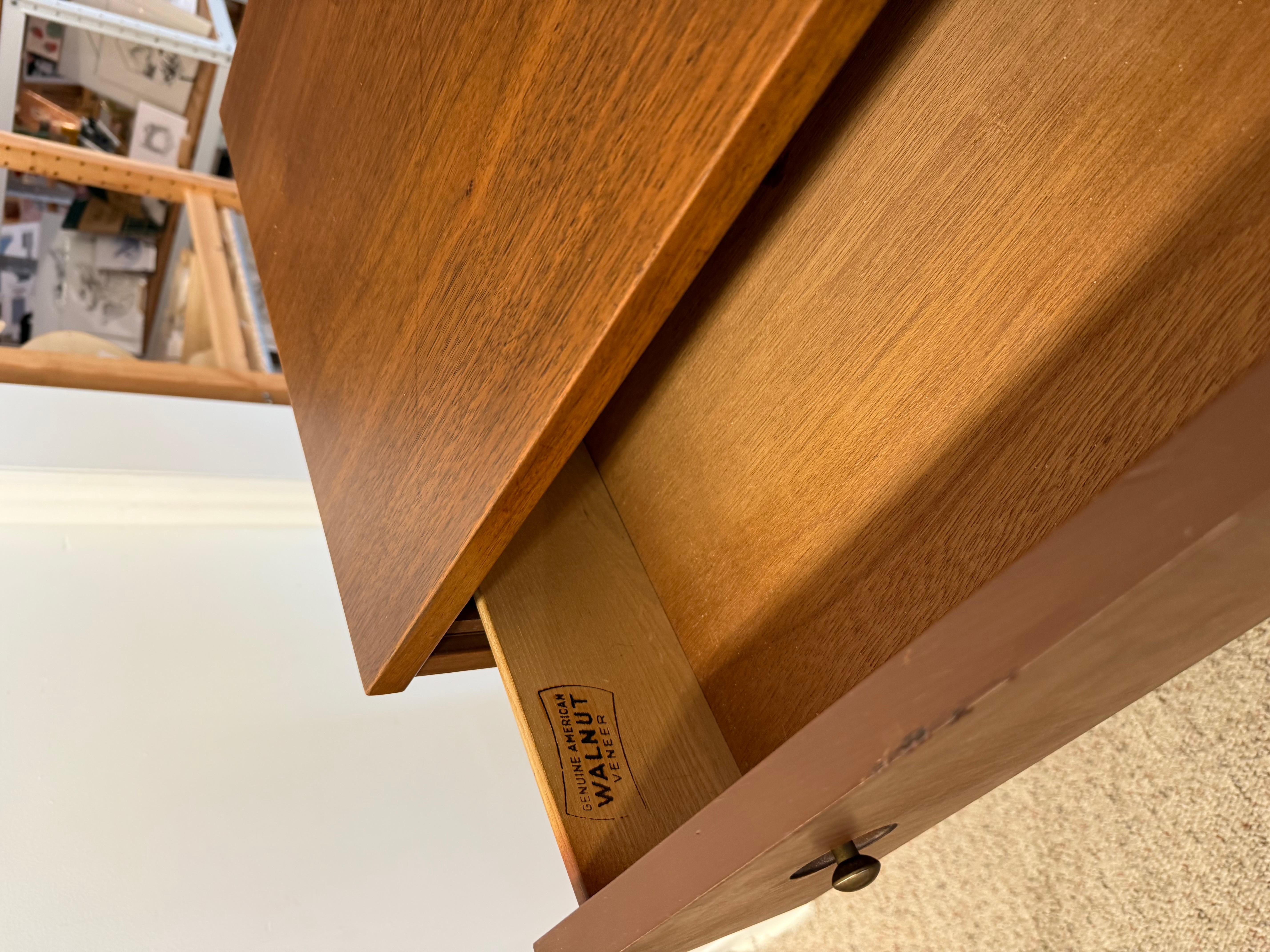 Vintage Mid Century Modern 9-Schublade Dresser Walnuss Holz mit Original-Hardware im Angebot 5