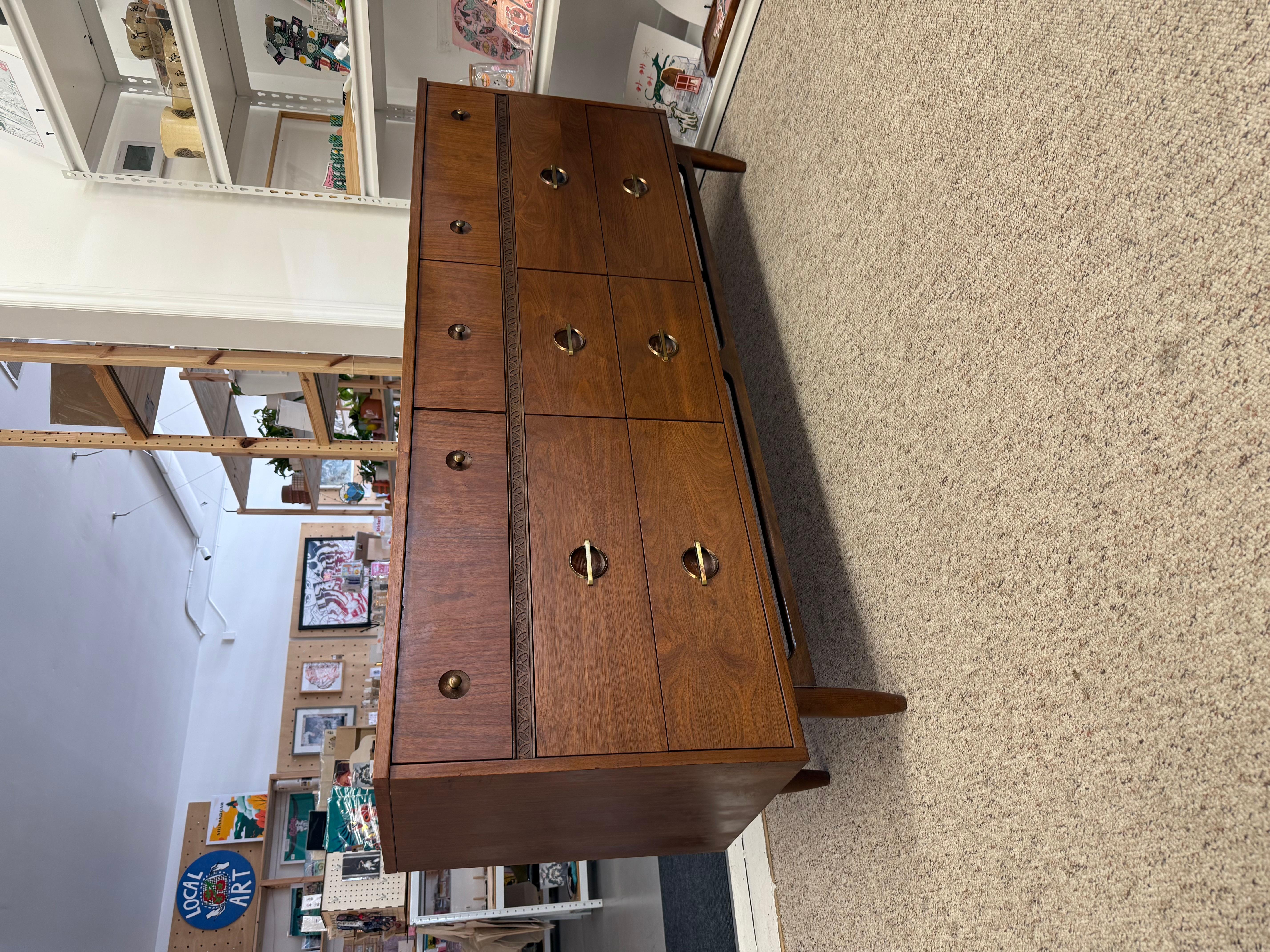 Vintage Mid Century Modern 9-Schublade Dresser Walnuss Holz mit Original-Hardware im Angebot 6