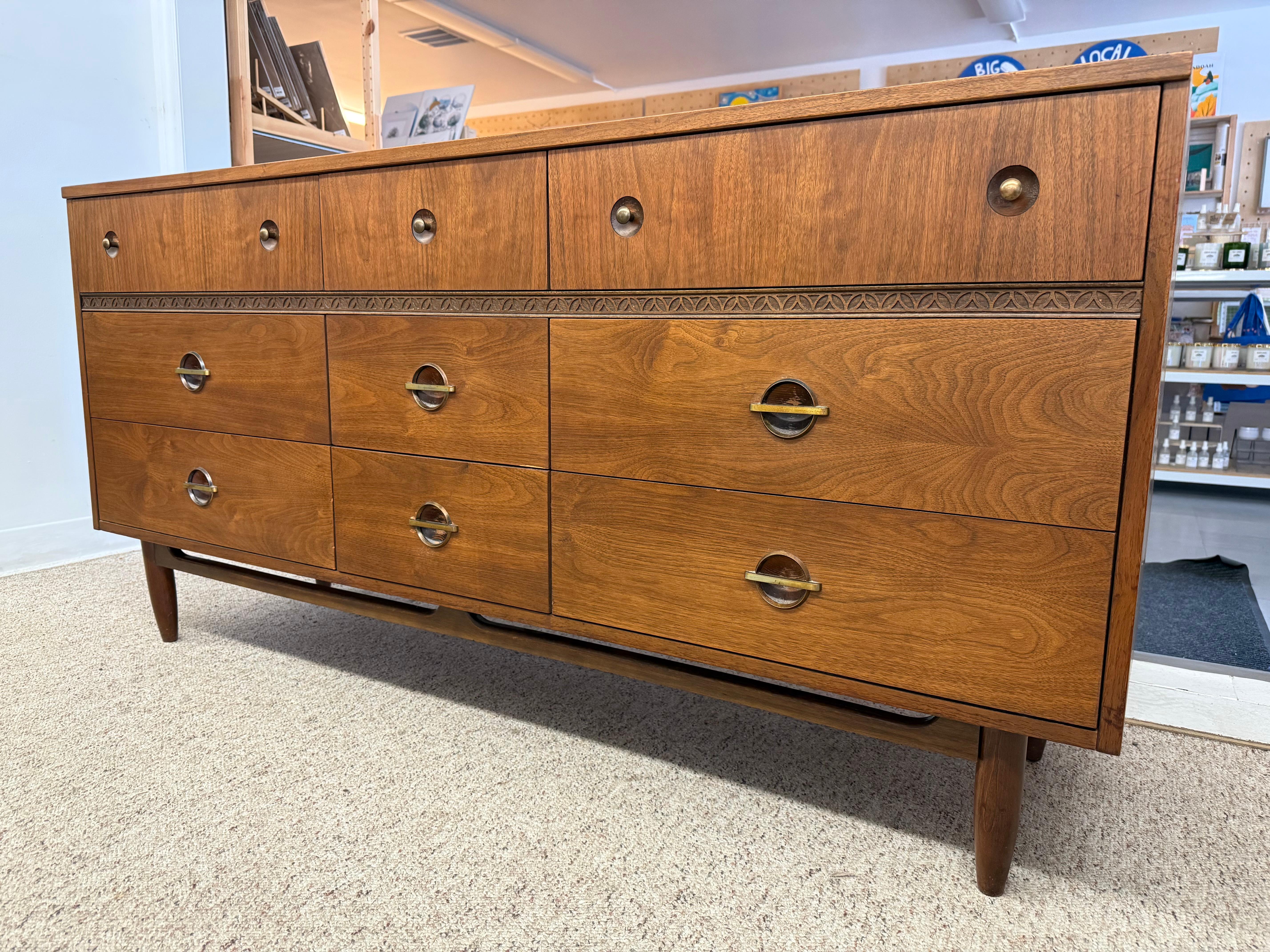 Vintage Mid Century Modern 9-Schublade Dresser Walnuss Holz mit Original-Hardware im Zustand „Gut“ im Angebot in Seattle, WA