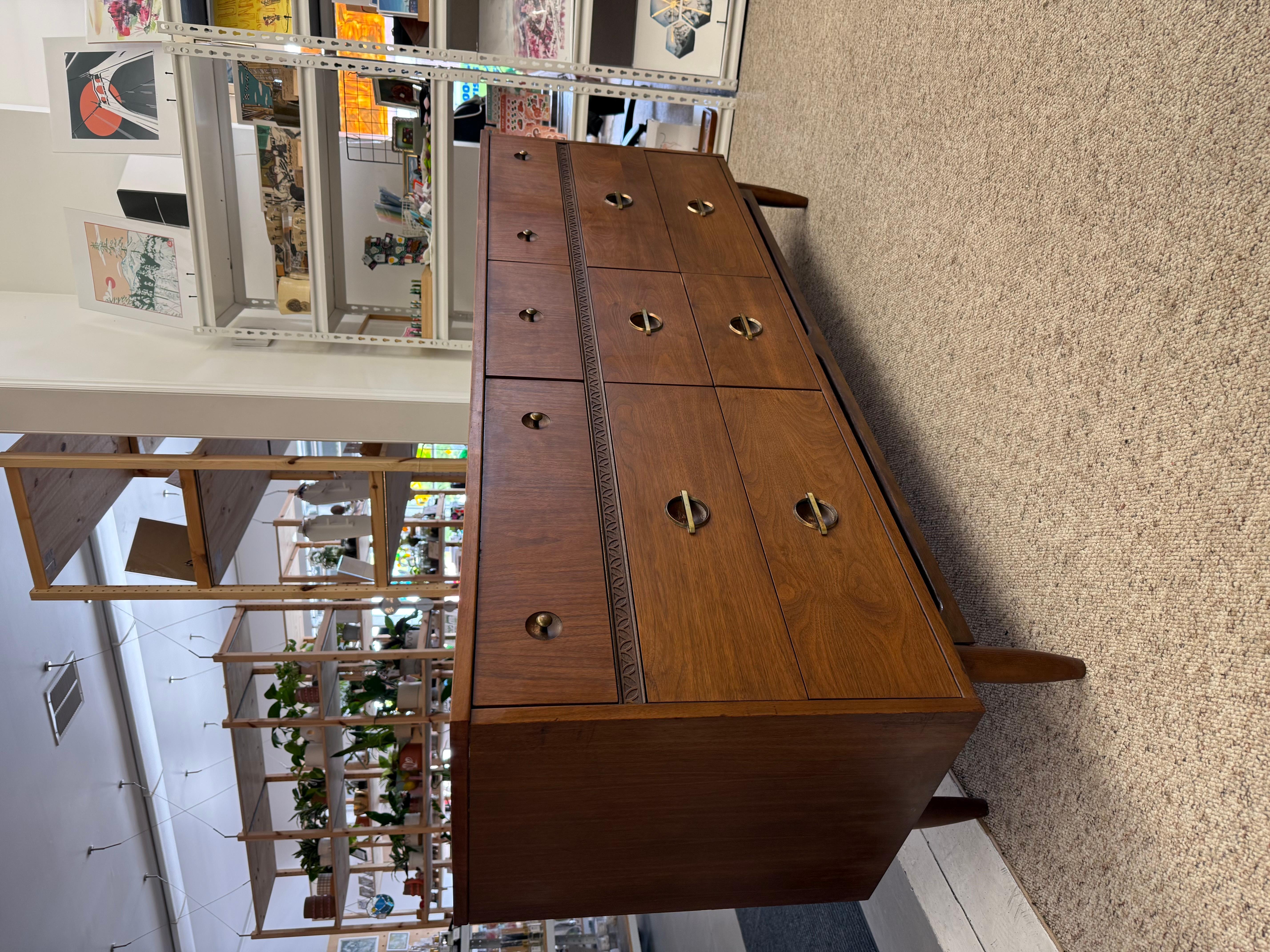 Vintage Mid Century Modern 9-Schublade Dresser Walnuss Holz mit Original-Hardware (Ende des 20. Jahrhunderts) im Angebot
