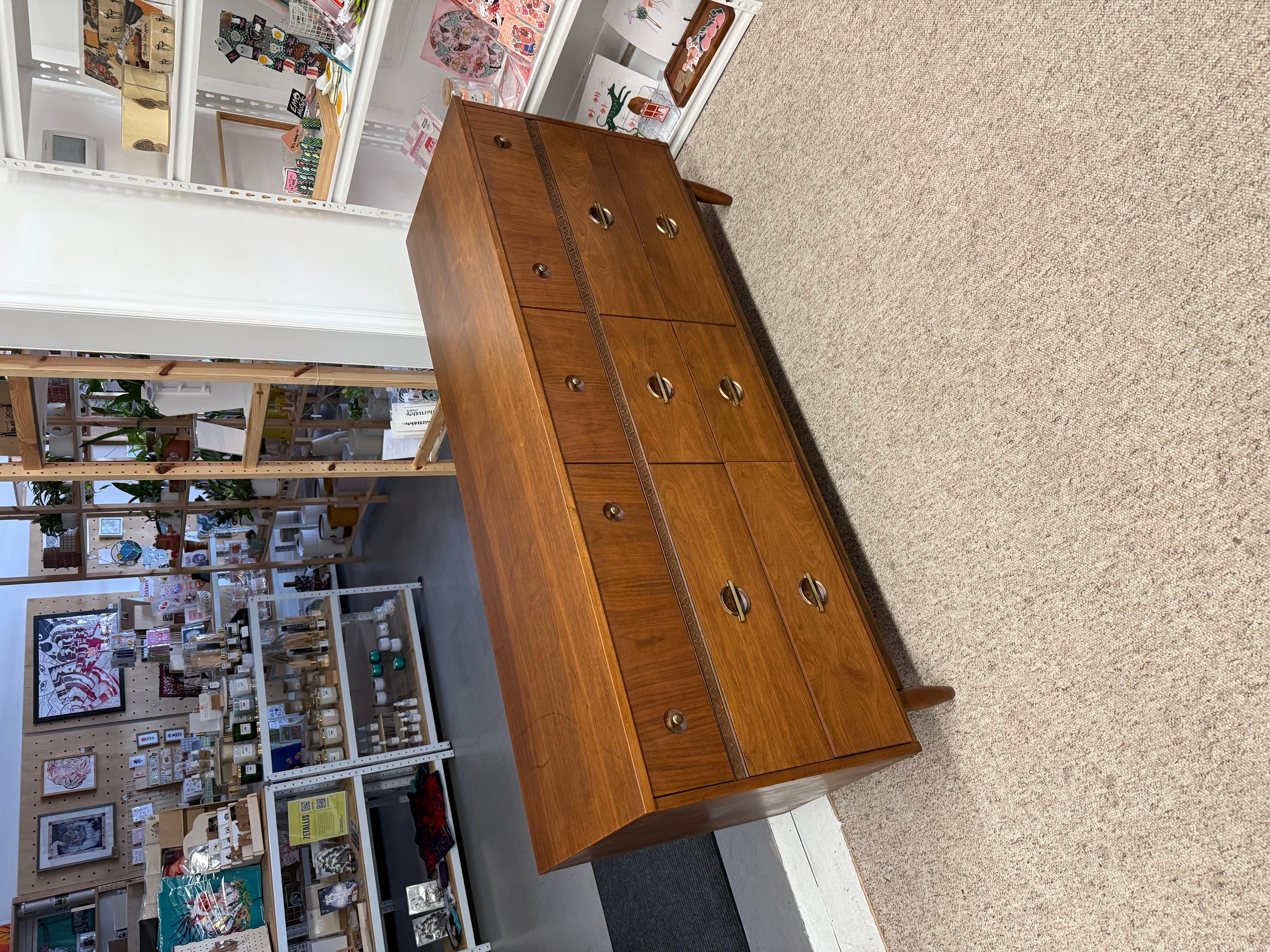 Vintage Mid Century Modern 9-Schublade Dresser Walnuss Holz mit Original-Hardware im Angebot 1