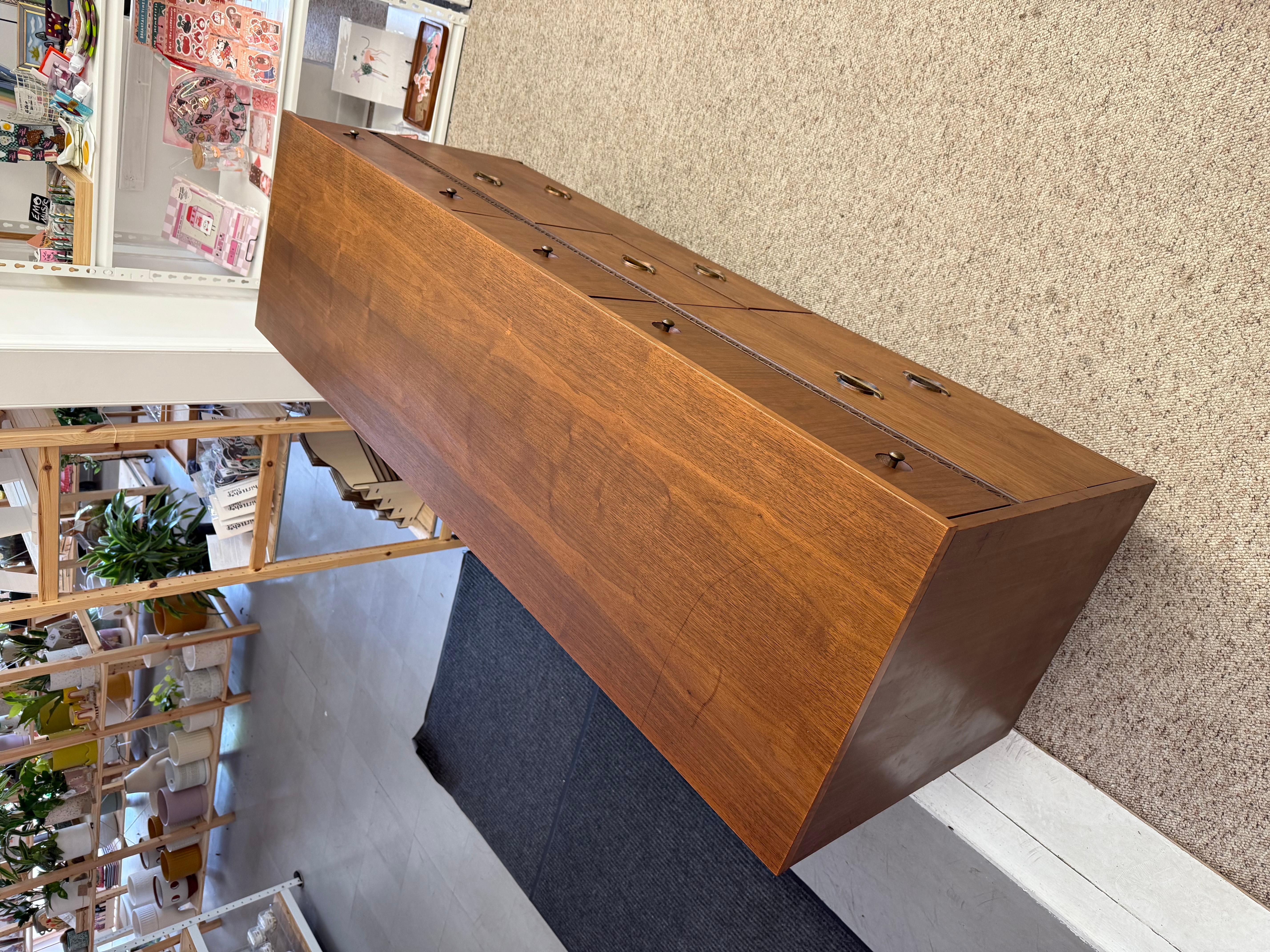 Vintage Mid Century Modern 9-Schublade Dresser Walnuss Holz mit Original-Hardware im Angebot 2