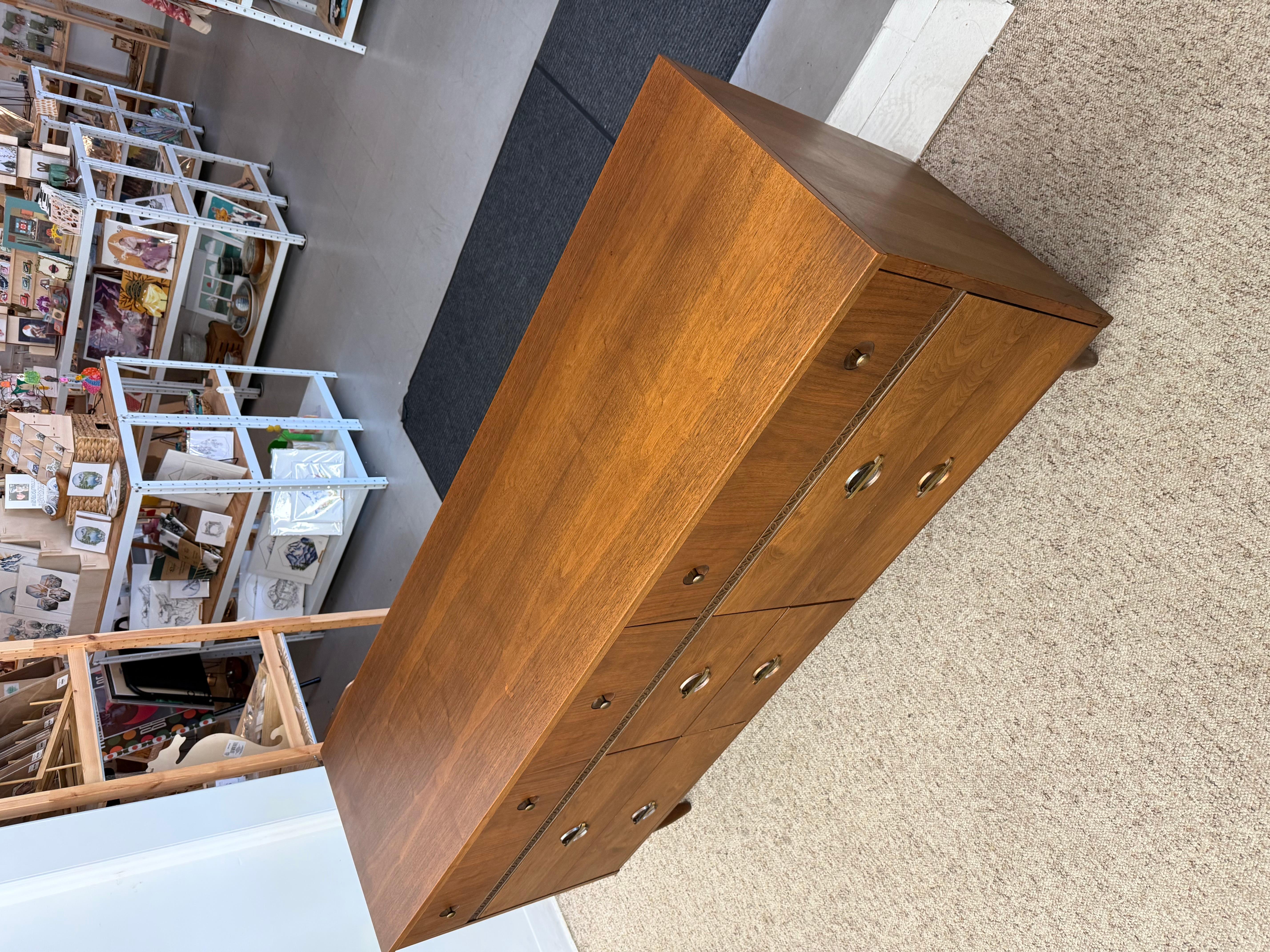 Vintage Mid Century Modern 9-Schublade Dresser Walnuss Holz mit Original-Hardware im Angebot 3