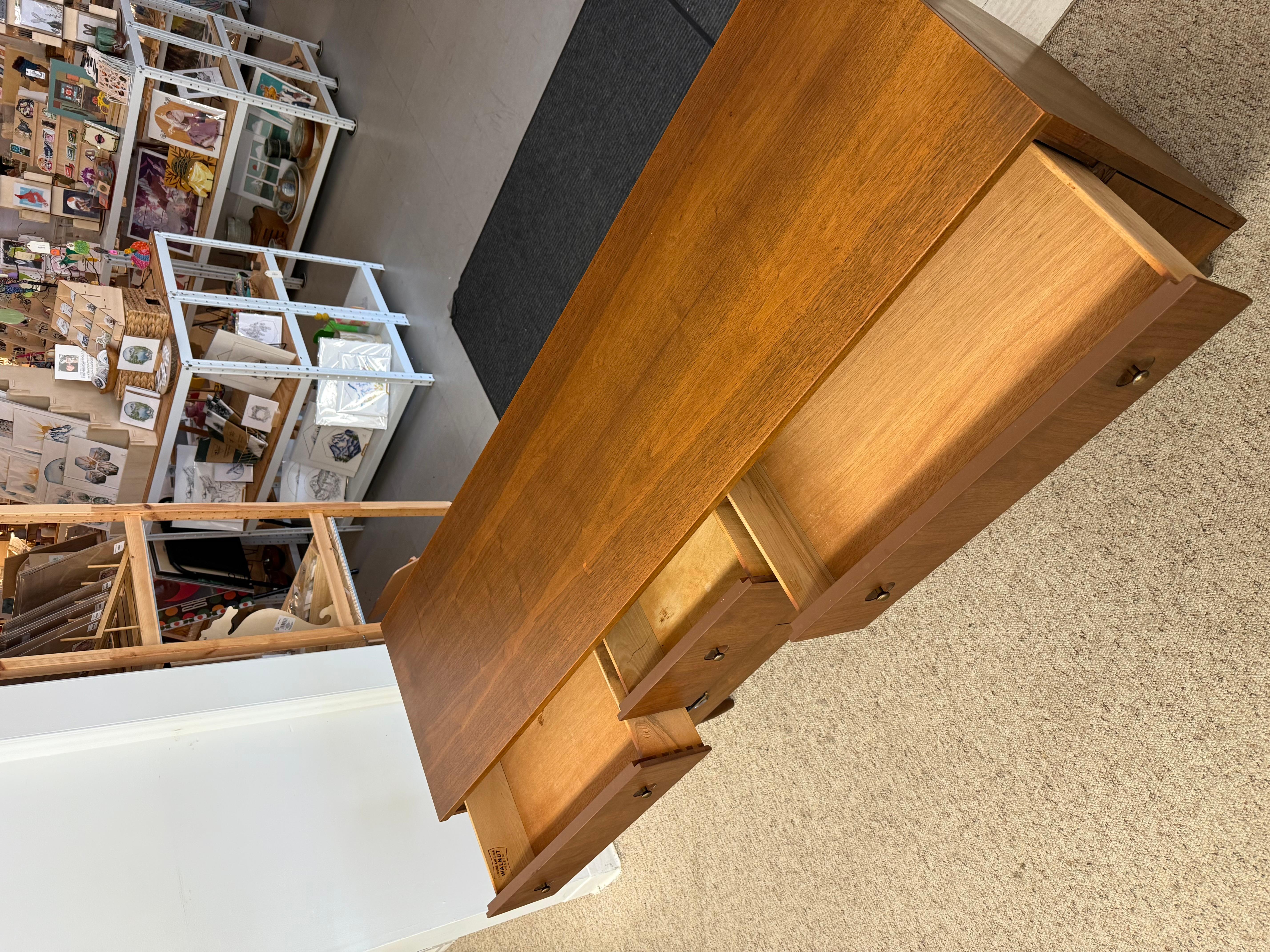 Vintage Mid Century Modern 9-Schublade Dresser Walnuss Holz mit Original-Hardware im Angebot 4