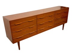 Vintage Mid Century Modern 9 Schublade Long Dresser mit Sculpted Schublade zieht.