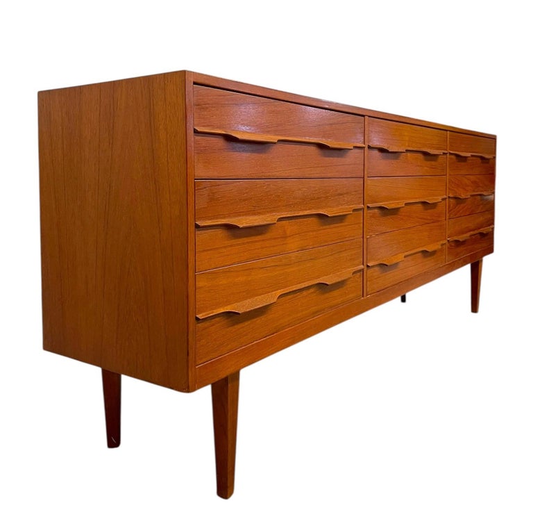 Vintage Mid Century Modern 9 Drawer Long Dresser with Sculpted drawer  pulls. For Sale at 1stDibs