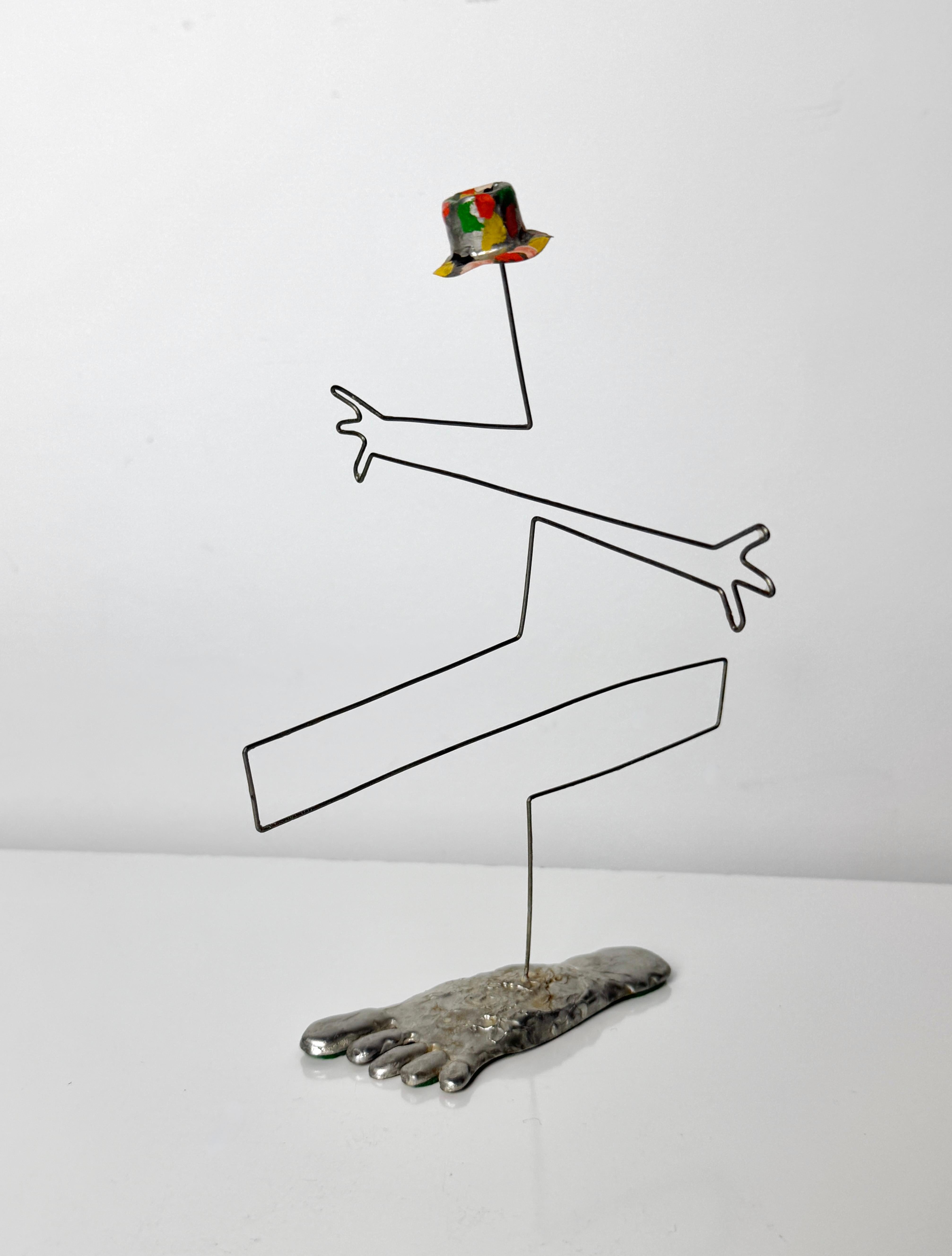 Unica e stravagante scultura cinetica astratta da tavolo degli anni '70 circa

Figura minimalista in filo metallico con cappello dipinto a mano montata su una base brutalista con piede

Il movimento ricorda la scultura di Donald Max Engelman
