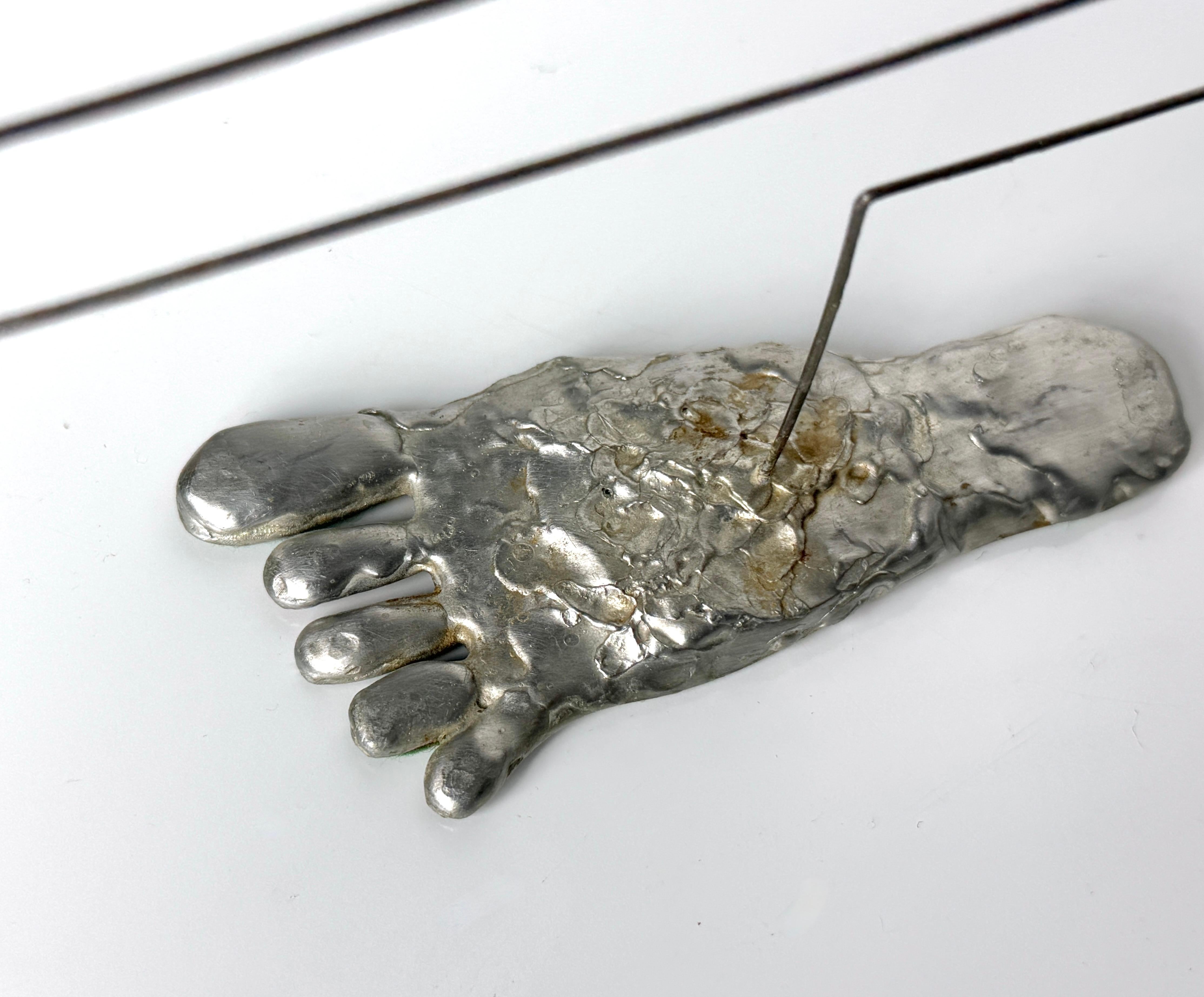 Fine XX secolo Vintage By Modern Abstract Wire Kinetic Figure Sculpture dipinta a mano in vendita