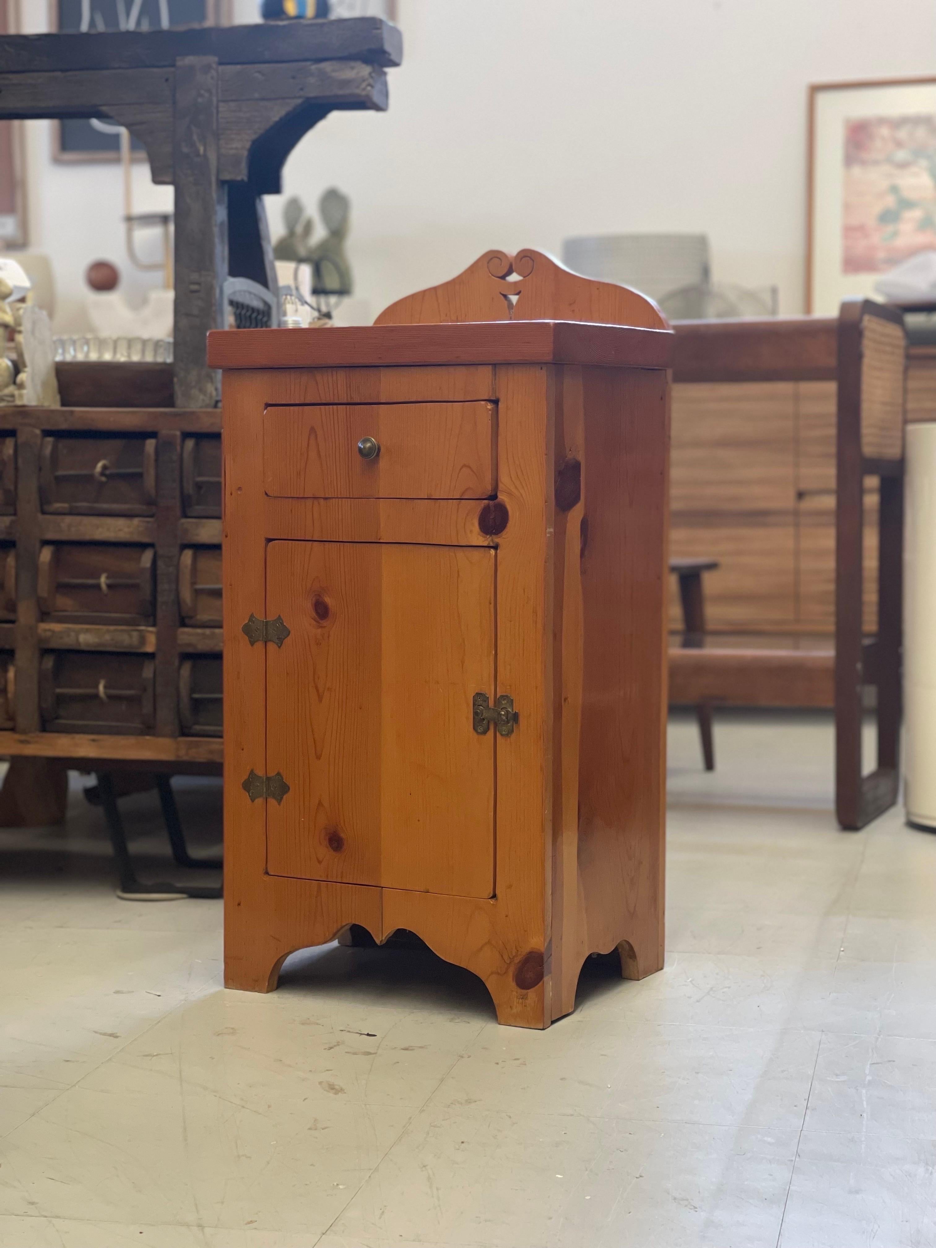 Vintage Mid-Century Modern accent table dovetail drawers circa 1950s - 1970s.

Dimensions. 15 W ; 26 1/2 H ; 15 D.