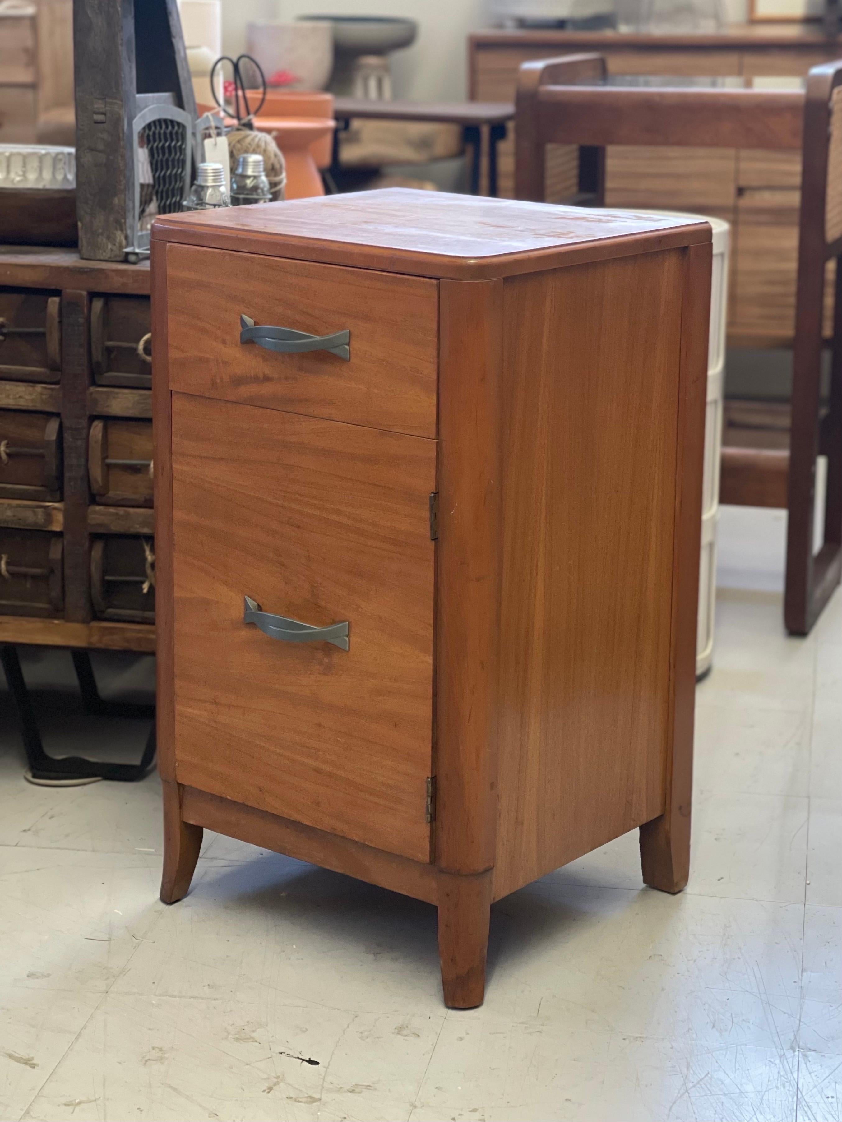 Vintage Mid-Century Modern Accent Table Dovetail Drawers Circa 1950s - 1970s. In Good Condition For Sale In Seattle, WA