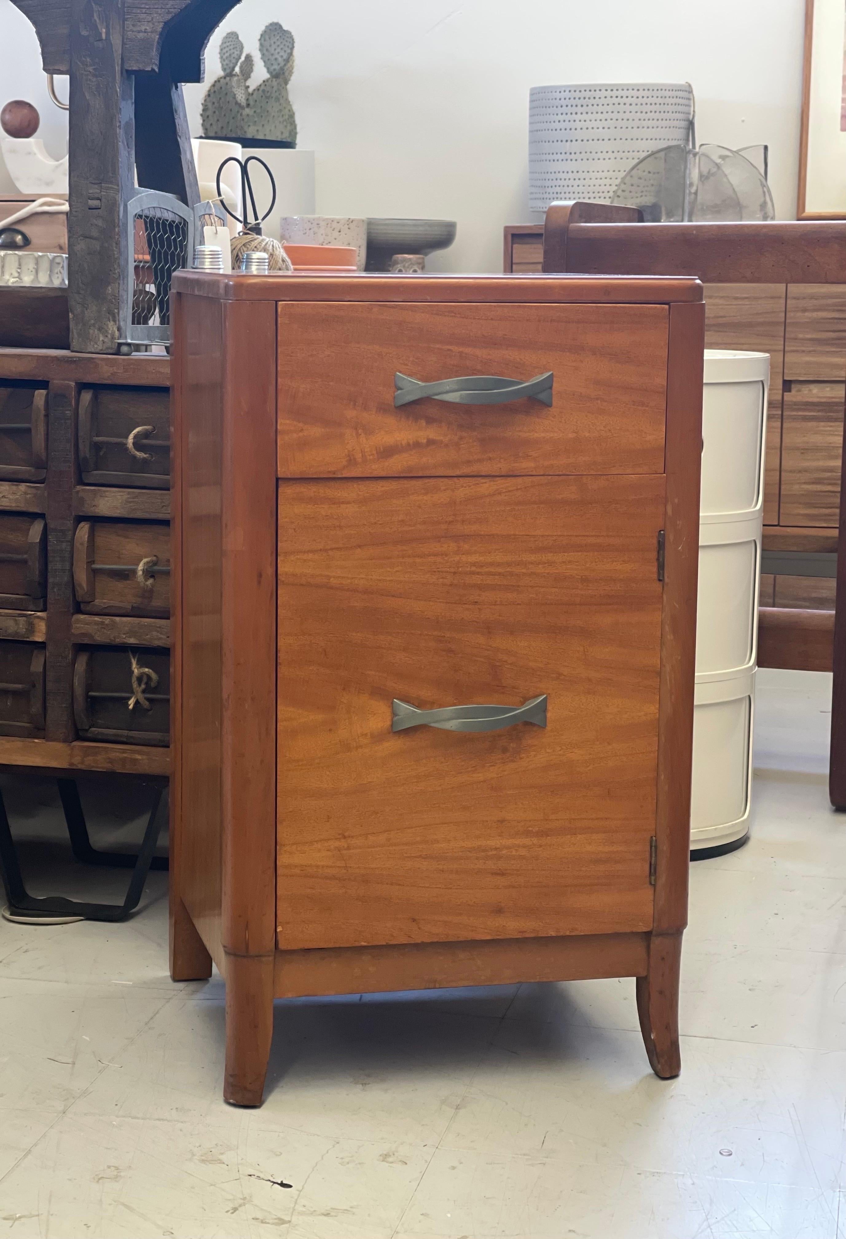 Vintage Mid-Century Modern Accent Table Dovetail Drawers Circa 1950s - 1970s. For Sale 1