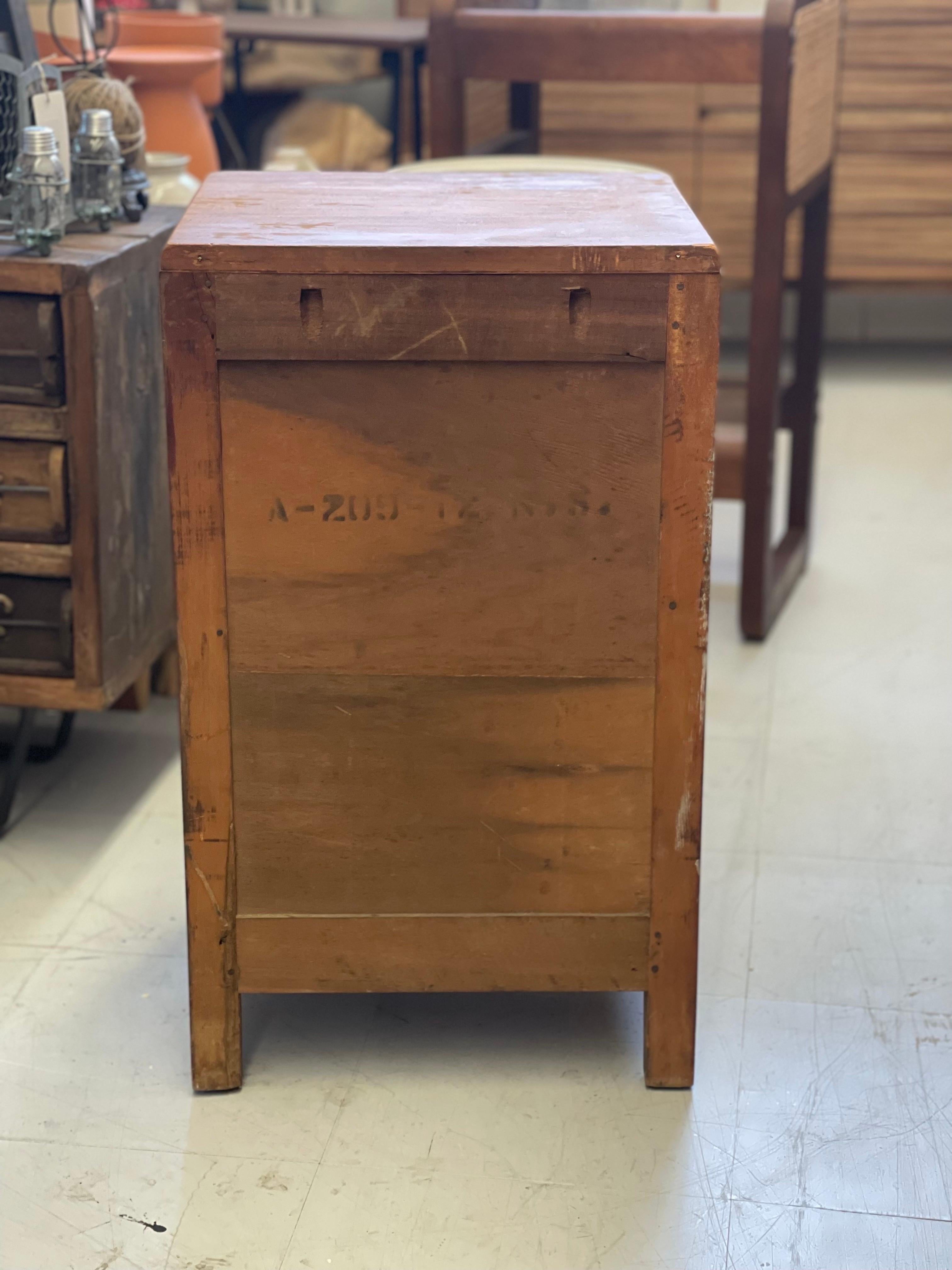 Vintage Mid-Century Modern Accent Table Dovetail Drawers Circa 1950s - 1970s. For Sale 2