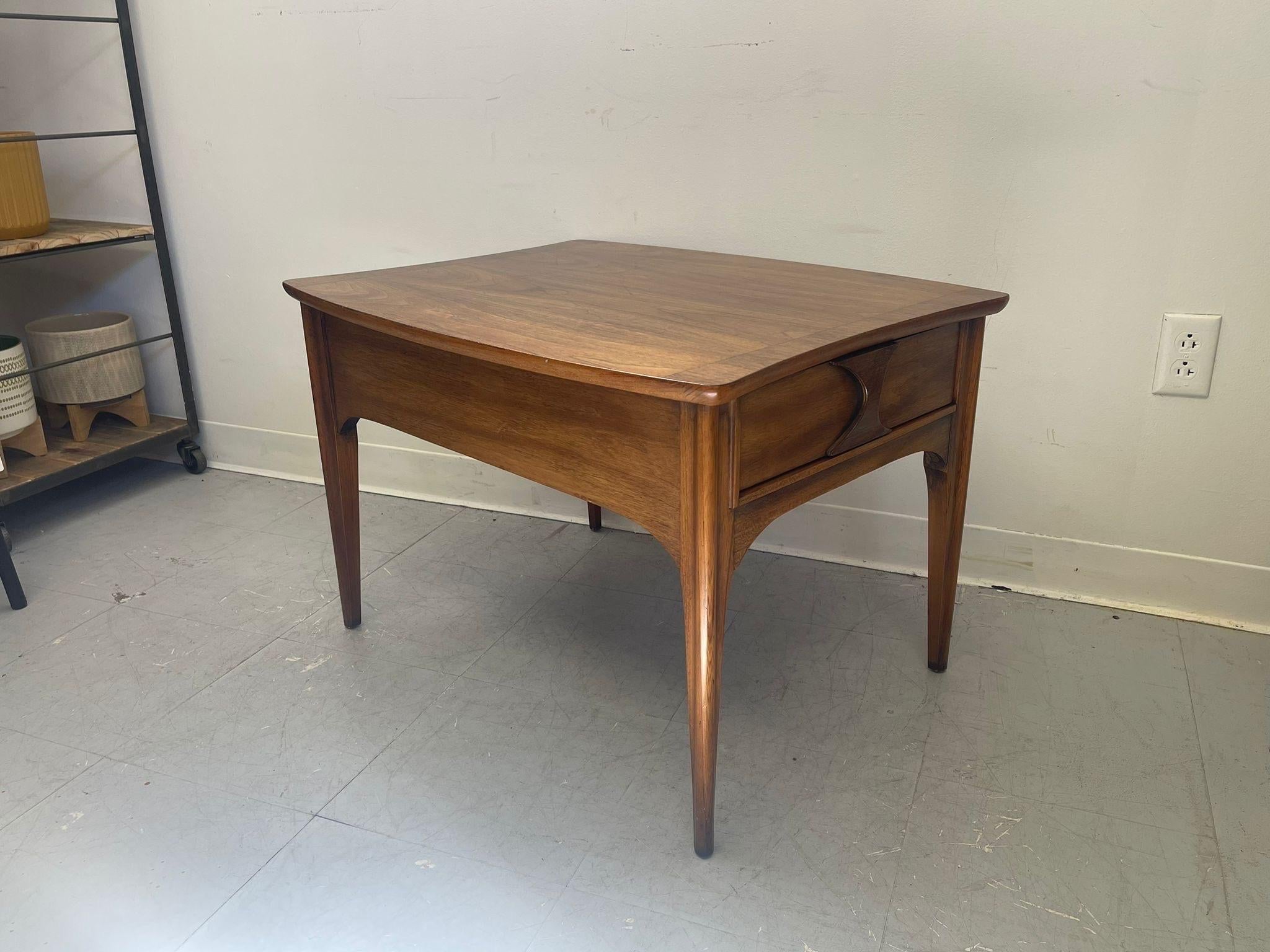 Walnut toned accent Table with Dovetailed drawers and carved wood handles. Vintage Condition Consistent with Age as Pictured.

Dimensions. 30 W ; 24 D ; 20 H