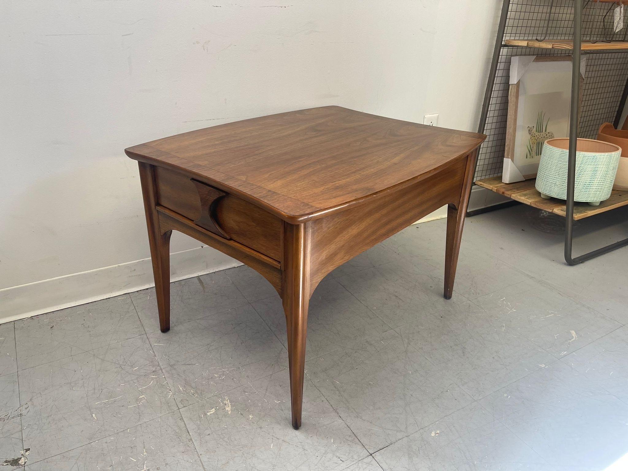 Vintage Mid Century Modern Accent Table. Single Drawer. In Good Condition For Sale In Seattle, WA