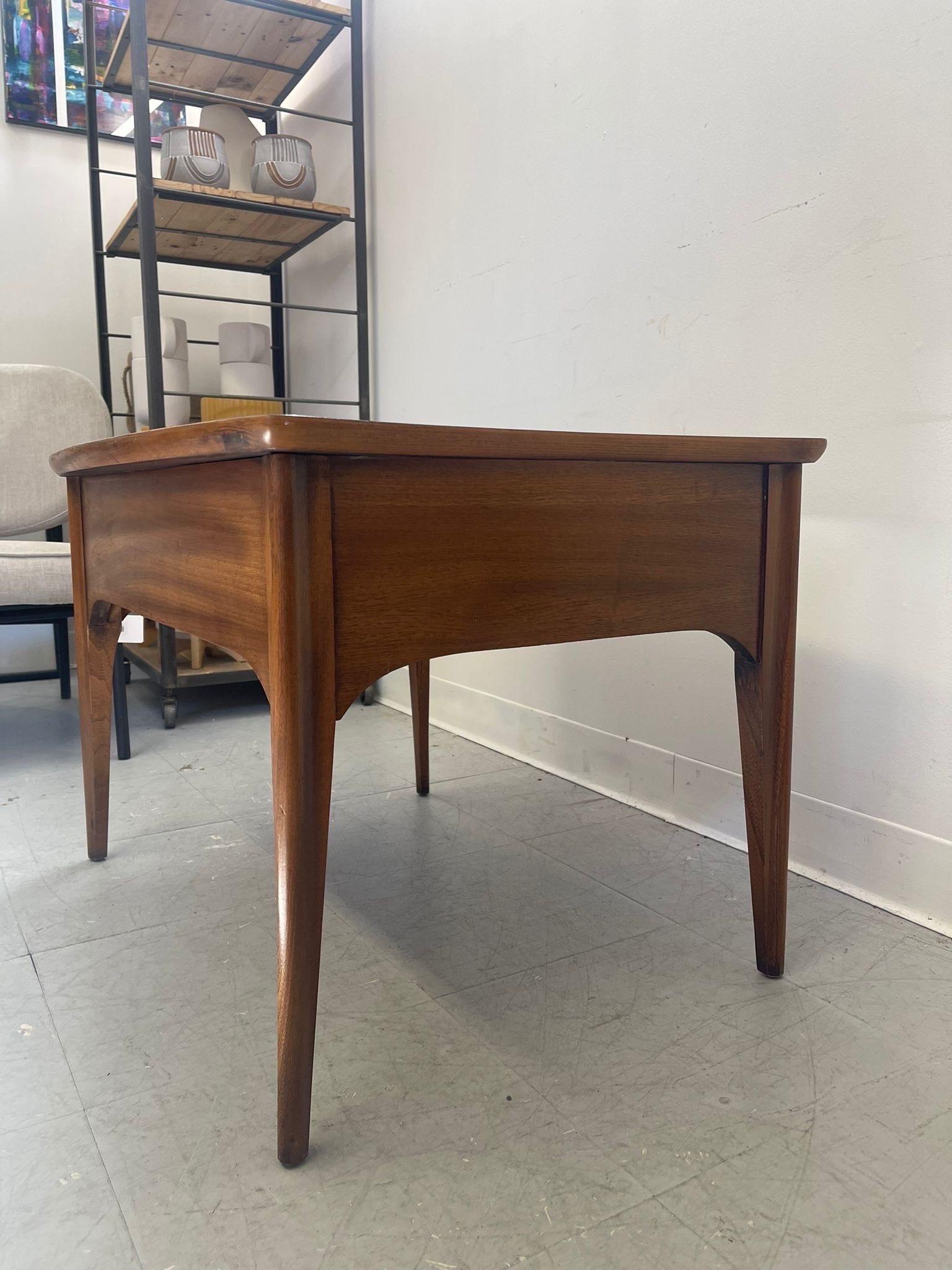 Vintage Mid Century Modern Accent Table. Single Drawer. For Sale 2