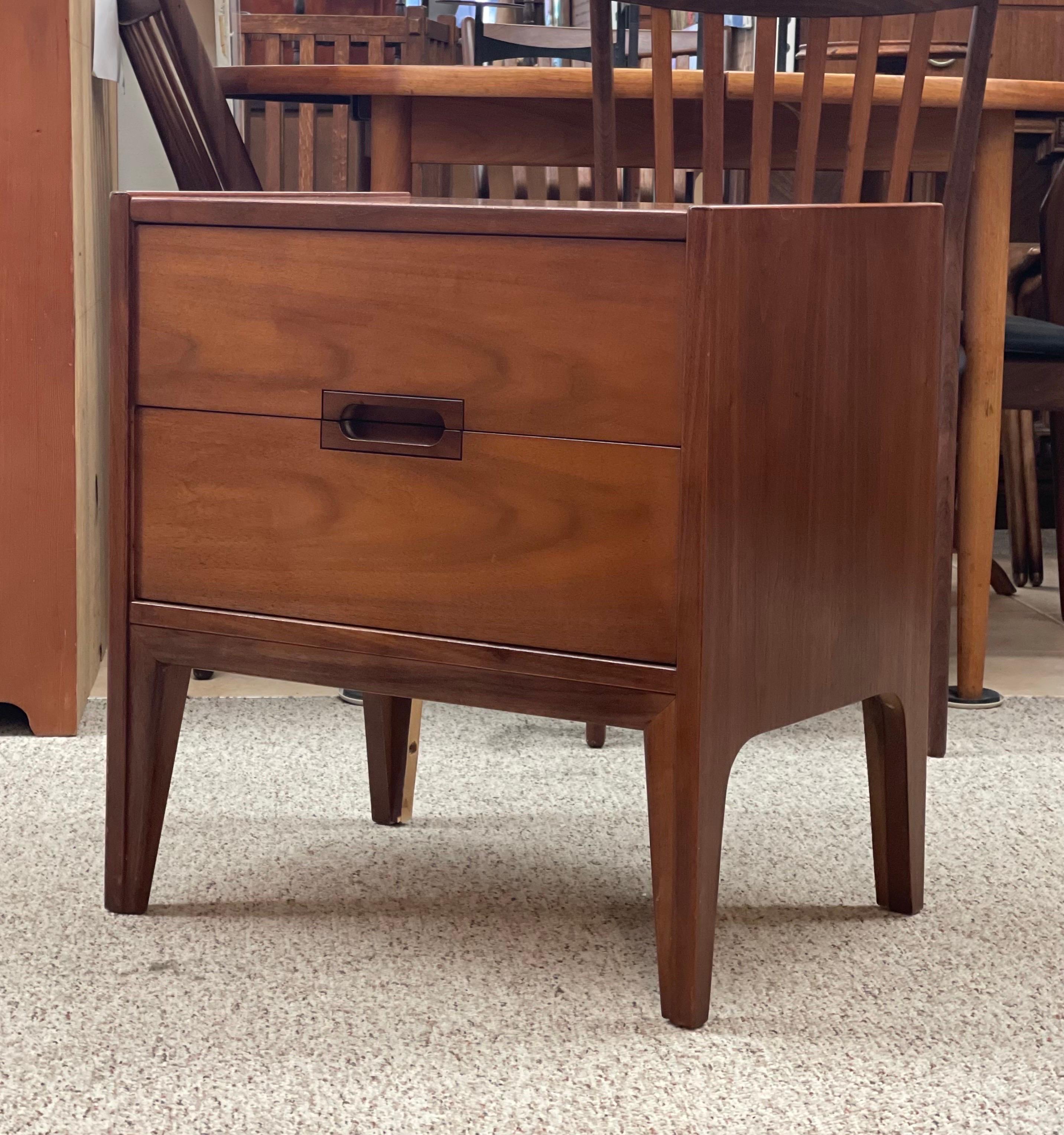 Vintage Mid-Century Modern Accent Tables Dovetail Drawers For Sale 2