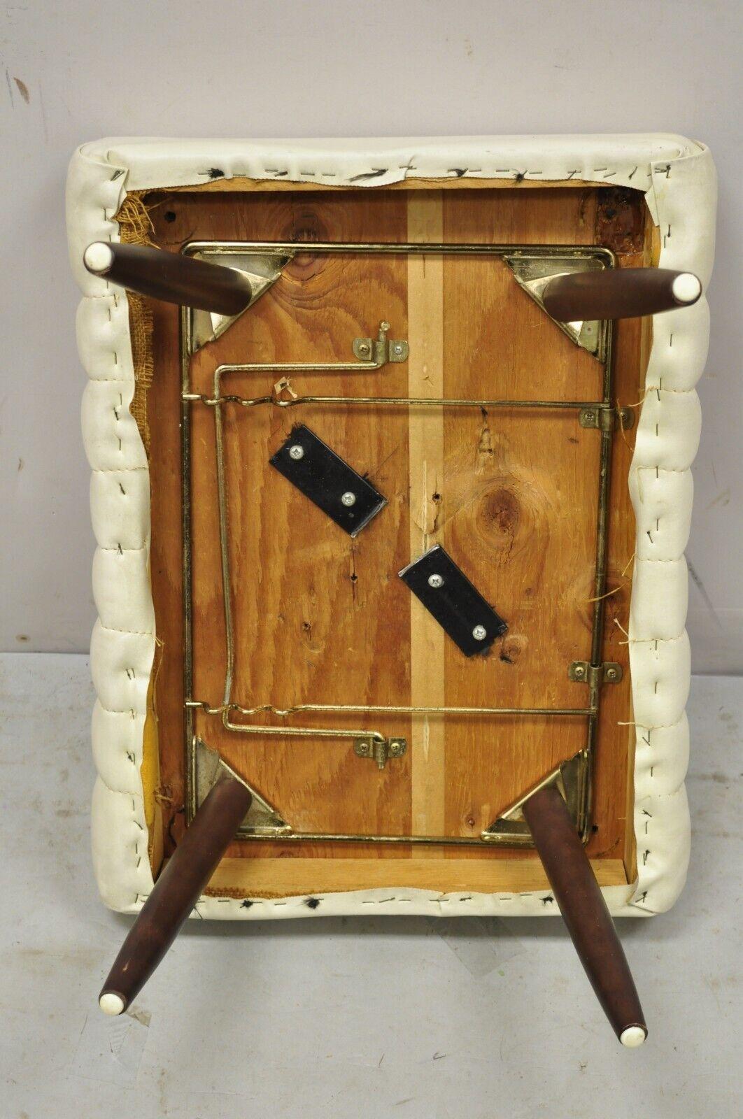 Vintage Otomana Moderna de Mitad de Siglo Reposapiés ajustable en ángulo con patas de madera en venta 3