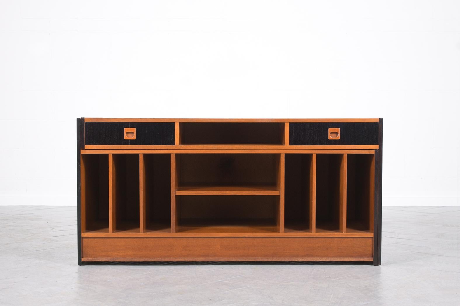 Vintage Mid-Century Modern Adjustable Cabinet: Stylish & Functional Design In Good Condition For Sale In Los Angeles, CA