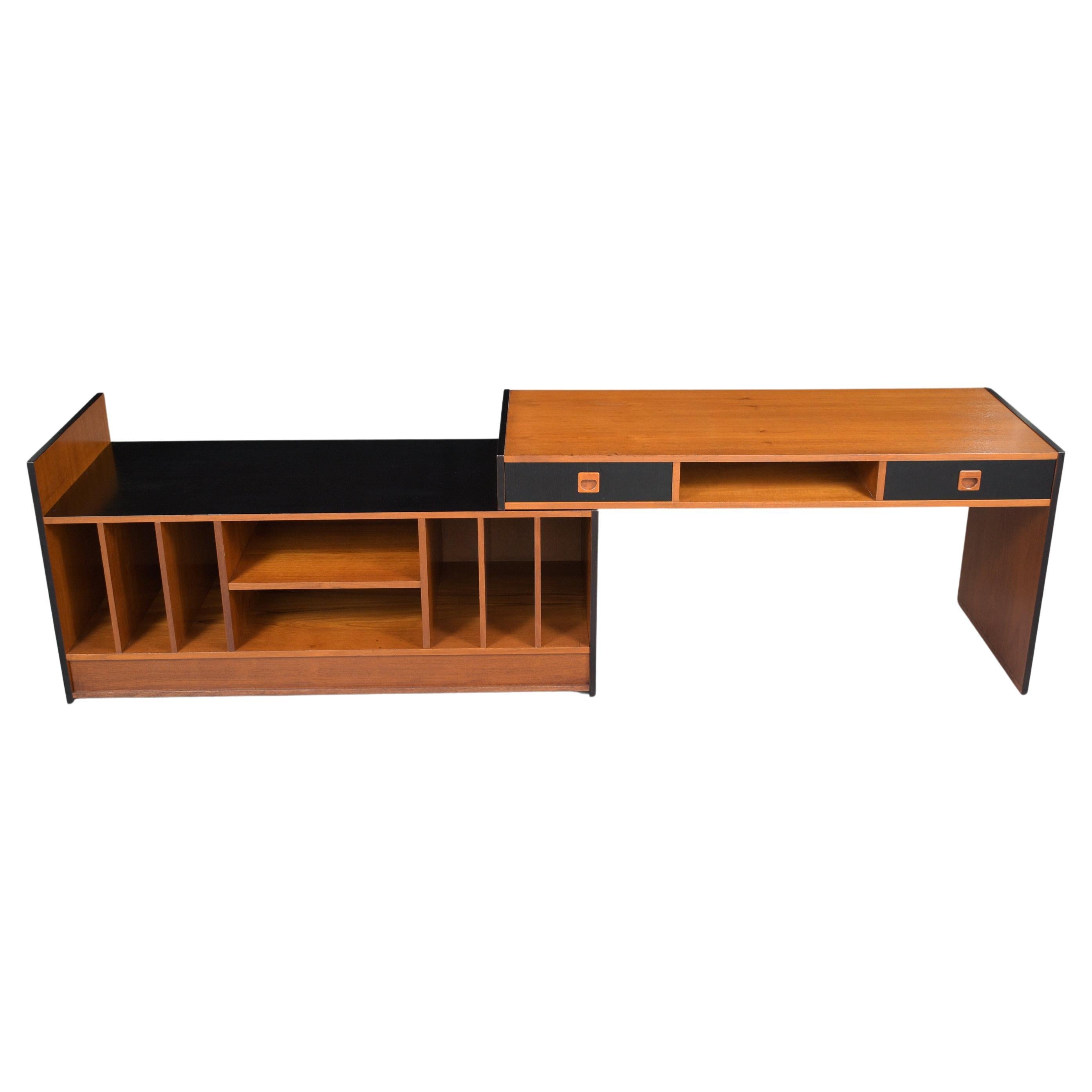 Verstellbarer Vintage-Schrank, Mid-Century Modern, Stilvolles und funktionales Design im Angebot