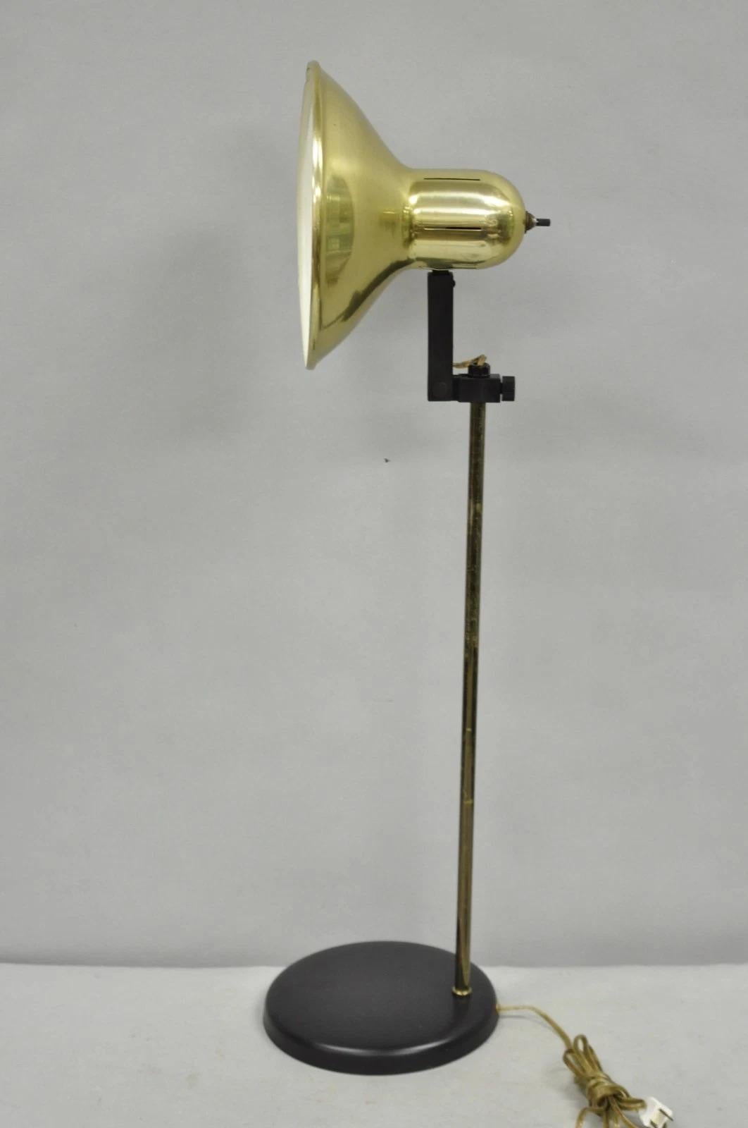 Lámpara de escritorio cónica de latón de altura regulable, vintage y moderna de mediados de siglo Desconocido en venta