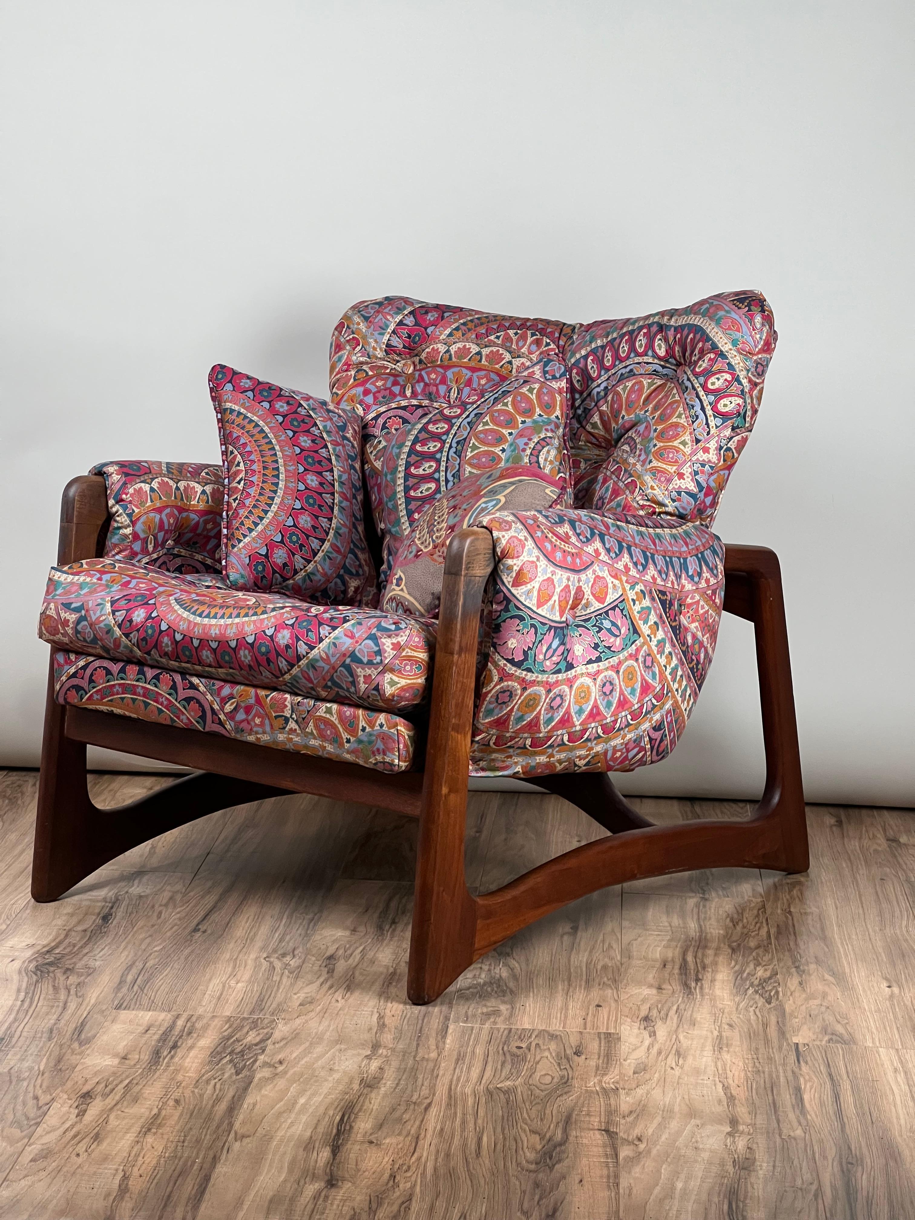 Dieser Vintage Mid-Century Modern Adrian Pearsall for Craft Associates Walnut Wingback Chair, hergestellt um 1970, ist eine atemberaubende Darstellung der ikonischen Stil und Design Sensibilitäten der Mitte des 20. Jahrhunderts. Mit seinem kühnen,