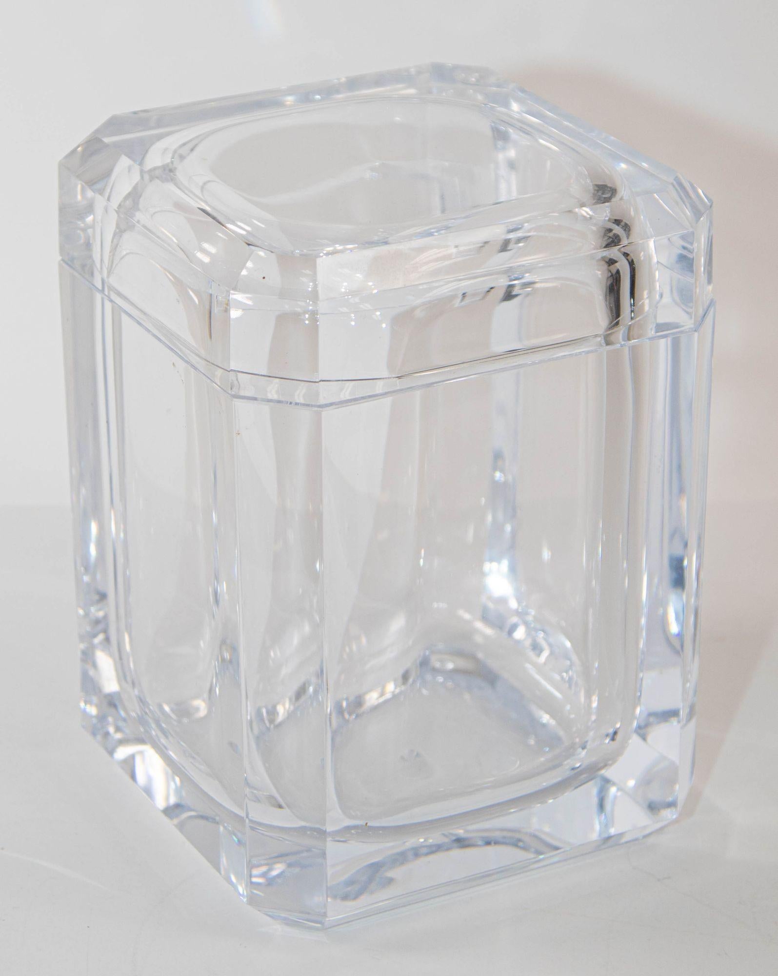 
Vintage Mid-Century Modern Alessandro Albrizzi Style Lucite Square Faceted Ice Bucket, USA CIRCA 1970-1980.
Mid-Century Modern finely detailed ice bucket in Lucite.
It looks like an over size diamond and the facets reflect light, adding to its
