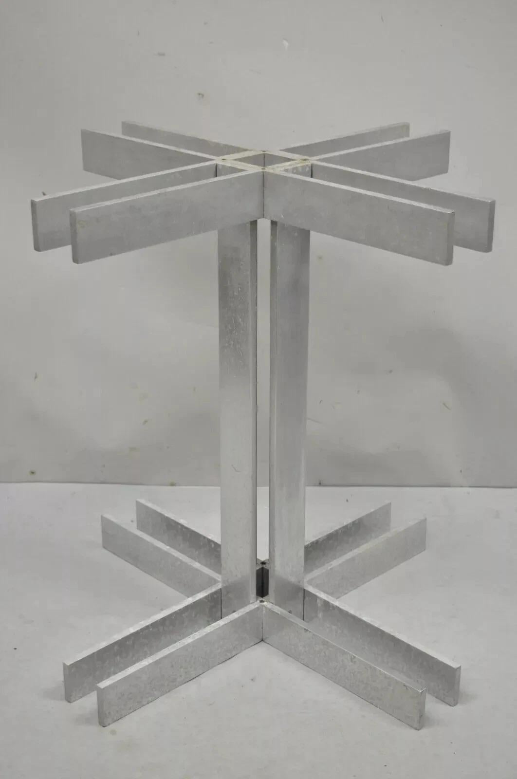 Base per tavolo con piedistallo geometrico in alluminio, vintage Mid Century Modern - Senza piano. L'articolo presenta un elegante design geometrico, una struttura in alluminio fuso e linee pulite e moderniste. Circa 40 libbre. Circa metà del XX