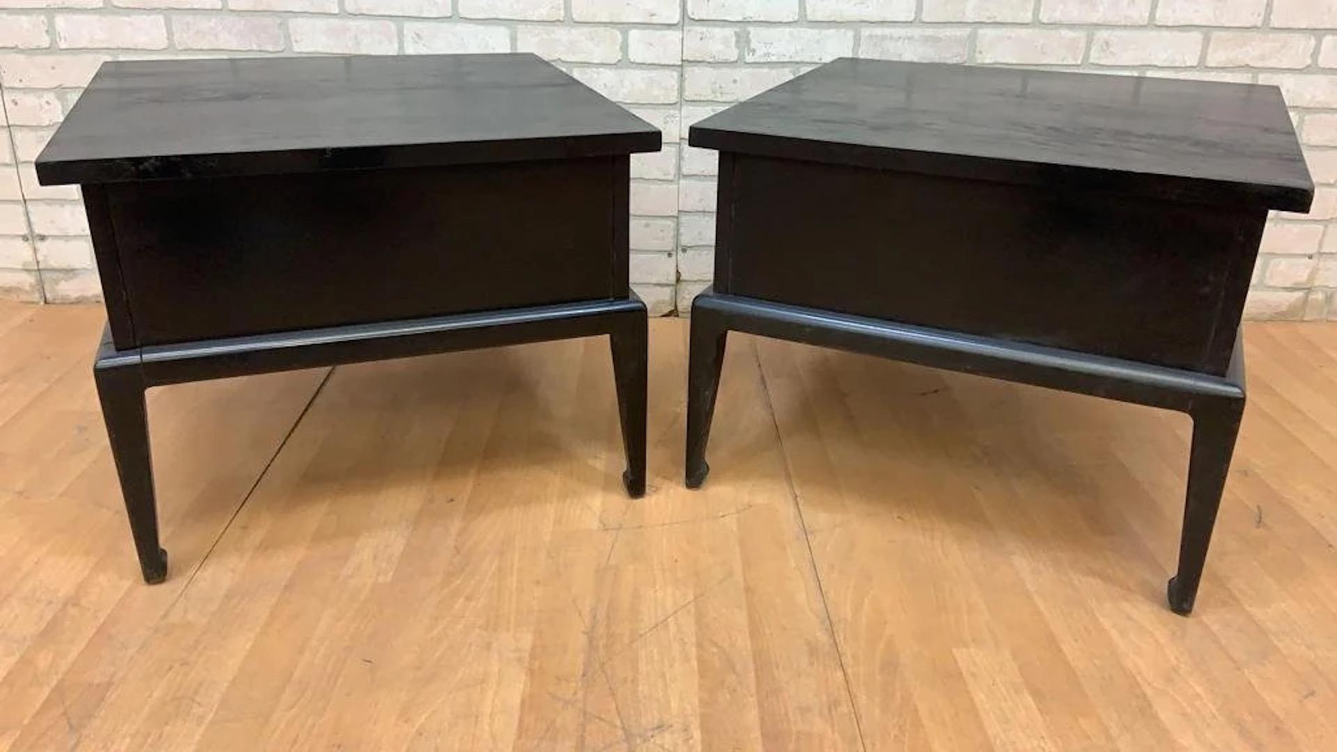 Tavolini d'epoca del Mid Century Modern American of Martinsville - coppia 

Coppia di tavolini/comodini MCM con finitura laccata nera di American of Martinsville. I tavoli hanno 2 cassetti, maniglie in ottone e gambe in stile Ming con piedi