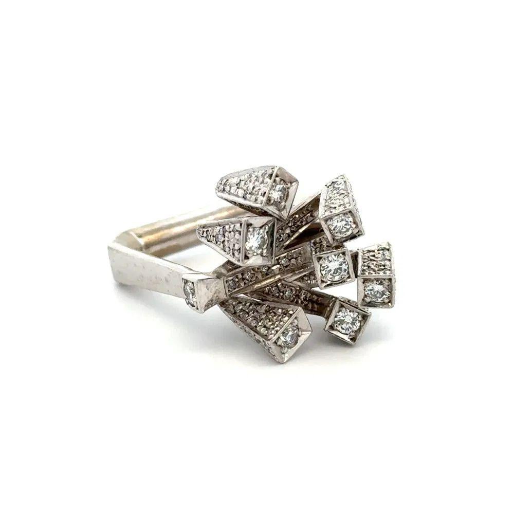 Sencillamente hermoso Anillo de oro con puntas angulares de diamantes, vintage y moderno de mediados de siglo. Engastada a mano con diamantes talla brillante redondos, con un peso aproximado de 1,69 tcw. Montura de oro blanco de 18 quilates