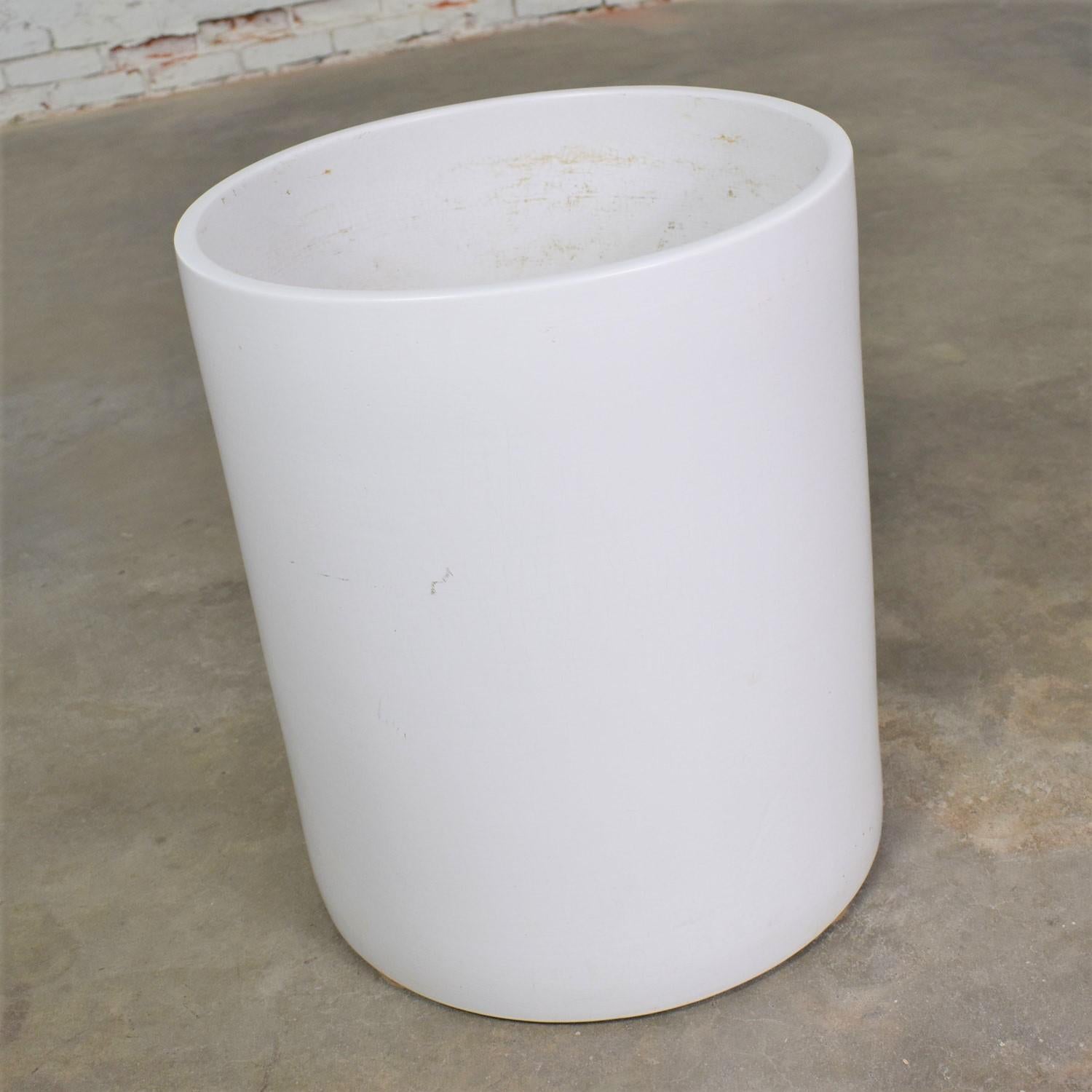 Iconic vintage Mid-Century Modern monumental white cylindrical pot by Architectural Pottery of California. Mark is on the inside bottom. It is in fabulous vintage condition with no chips or cracks that we have encountered. It was filled with soil