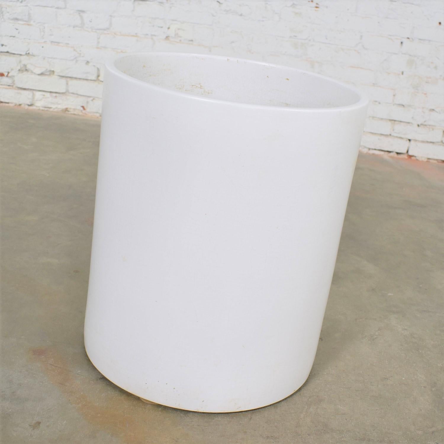 Mid-Century moderno Mid-Century Modern Architectural Pottery Monumental White Cylindrical Pot in vendita