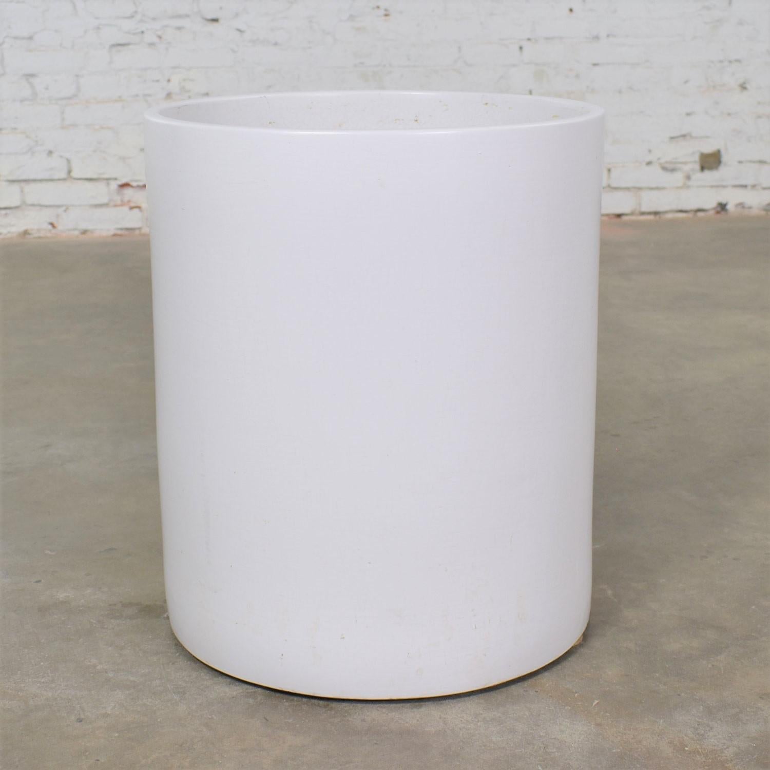 Mid-Century Modern Architectural Pottery Monumental White Cylindrical Pot In Good Condition For Sale In Topeka, KS