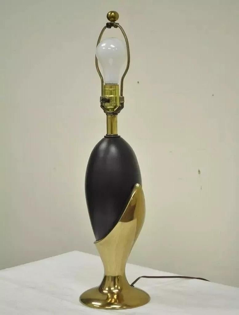 Lampada da tavolo Vintage Mid Century Modern Art Deco Brass Black Metal Egg Nouveau. L'articolo è caratterizzato da una base scultorea in ottone, dalla forma unica e sagomata. Circa metà del XX secolo. Misure: 27