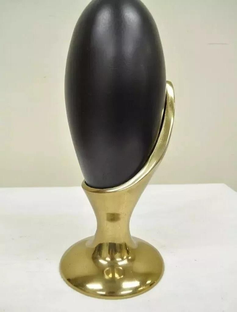 Ottone Vintage Mid Century Modern Art Deco Brass Black Metal Egg Nouveau Lampada da tavolo in vendita