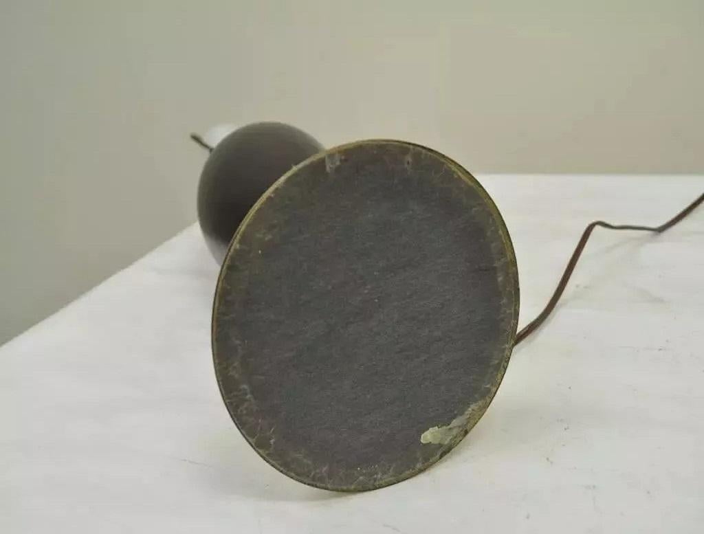 Vintage Mid Century Modern Art Deco Brass Black Metal Egg Nouveau Lampada da tavolo in vendita 2