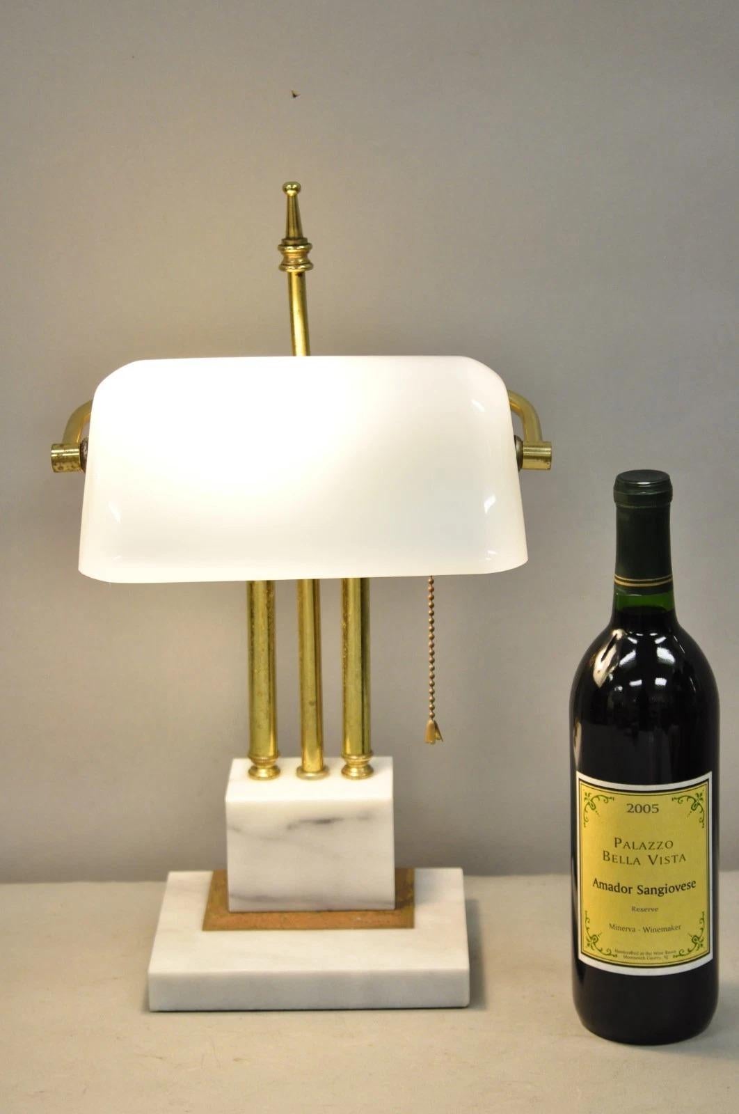 Vintage Mid Century Modern/Art Deco White Marble & Brass Bankers Desk Lamp w/ Glass Shade. CIRCA Spätes 20. Jahrhundert. Abmessungen: 17