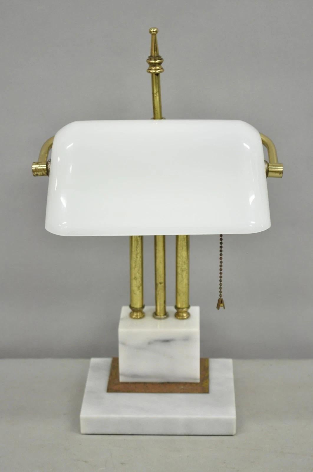 Vintage Mid Century Modern Art Deco Marmor & Messing Bankers Schreibtischlampe w / Schatten (Art déco) im Angebot